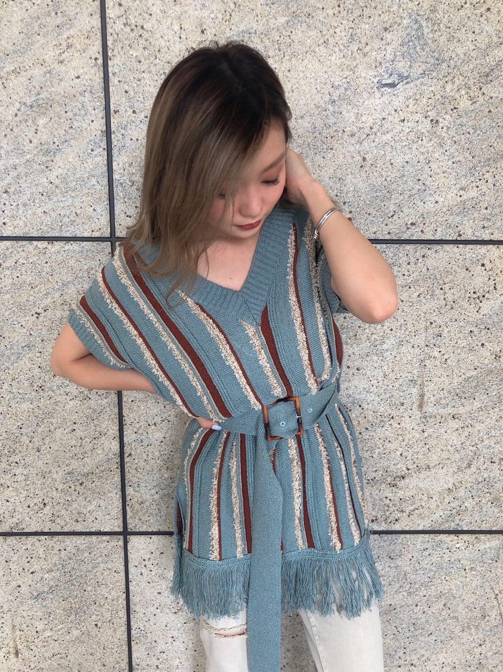 ブラック系のサンダル、ブルー系のニット/セーター、グレー系のデニムパンツを着用したレディースの夏コーディネートの1枚目の写真