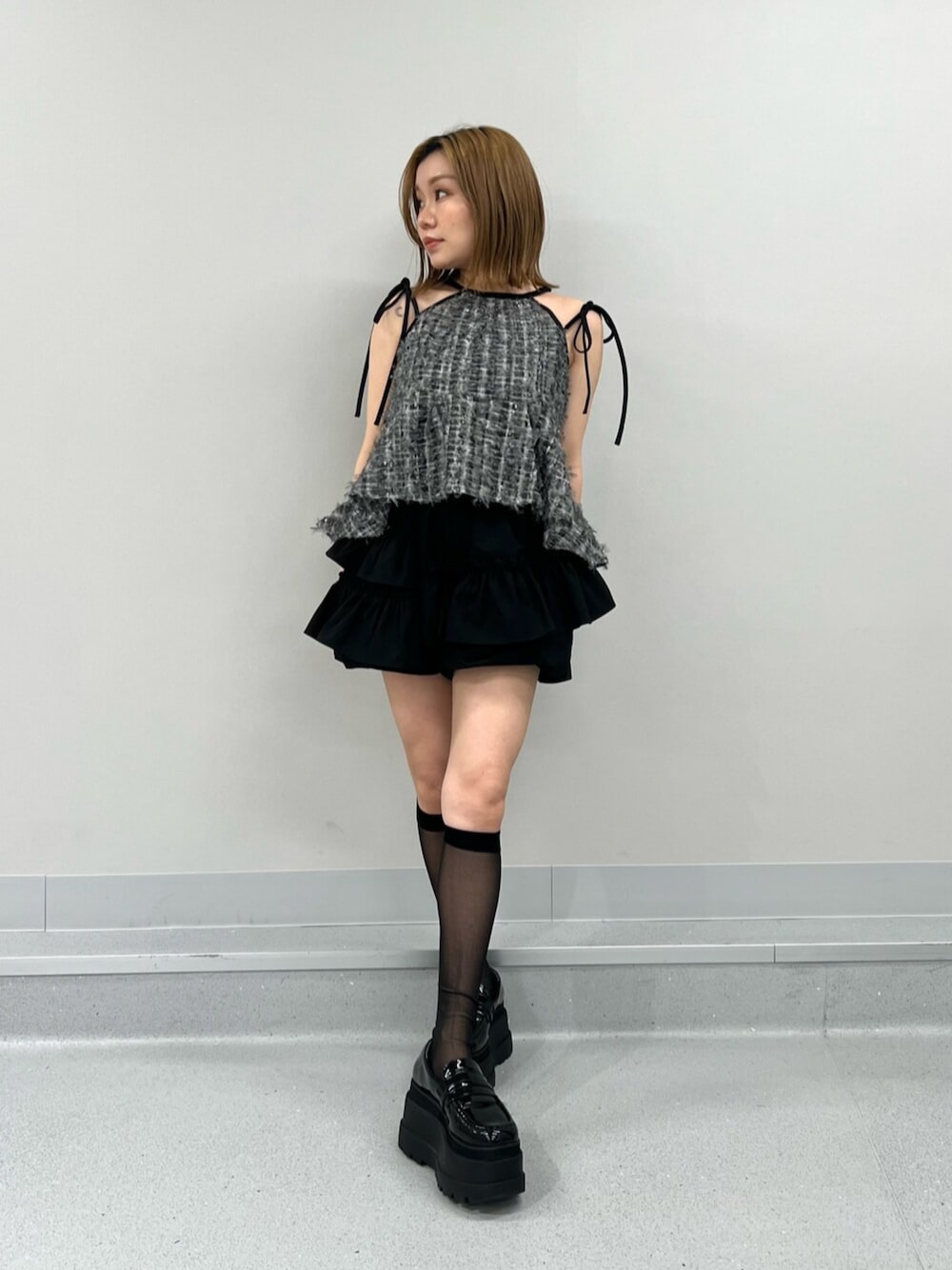 ブラック系のシャツ/ブラウス、ブラック系のその他パンツを着用したレディースの夏コーディネートの1枚目の写真
