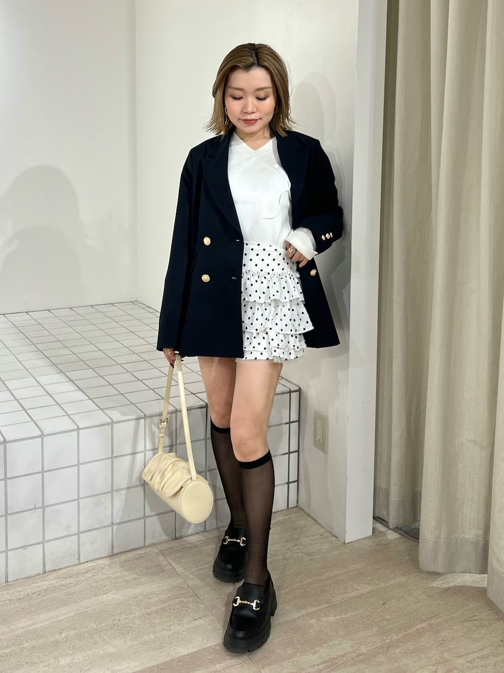 イエロー系のハンドバッグ、ホワイト系のその他パンツ、ホワイト系のニット/セーターを着用したレディースの冬コーディネートの1枚目の写真