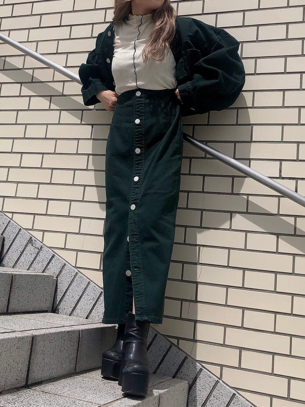 グリーン系のブルゾン、グリーン系のスカート、ホワイト系のTシャツ/カットソーを着用したレディースの秋コーディネートの1枚目の写真