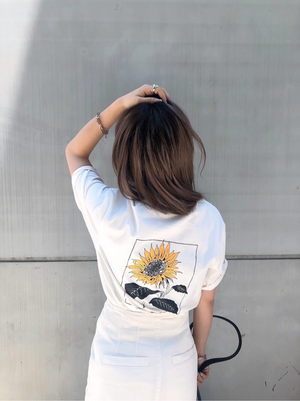 ベージュ系のサンダル、ホワイト系のTシャツ/カットソー、ホワイト系のスカートを着用したレディースの夏コーディネートの1枚目の写真