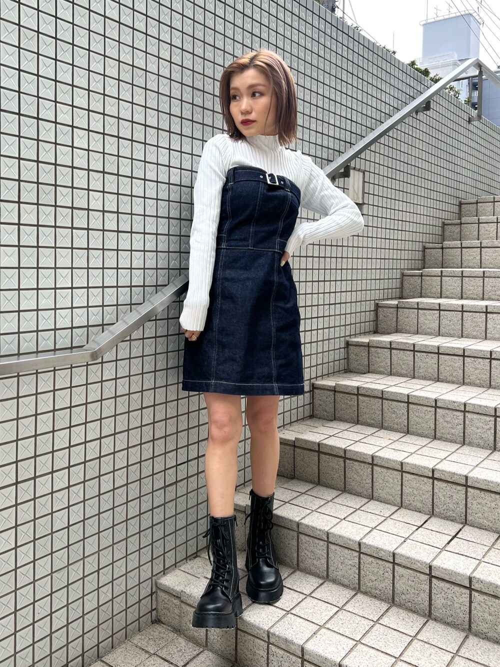 ホワイト系のニット/セーター、ブルー系のワンピース、ブラック系のブーツを着用したレディースの冬コーディネートの1枚目の写真