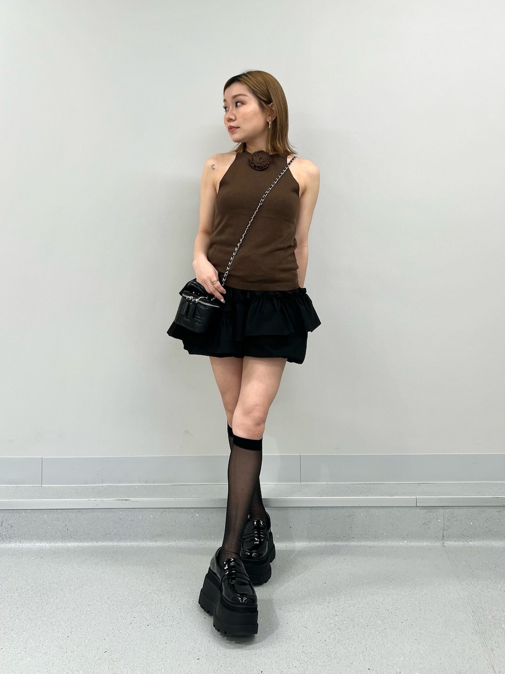 ブラック系のその他パンツ、ブラウン系のキャミソールを着用したレディースの夏コーディネートの1枚目の写真