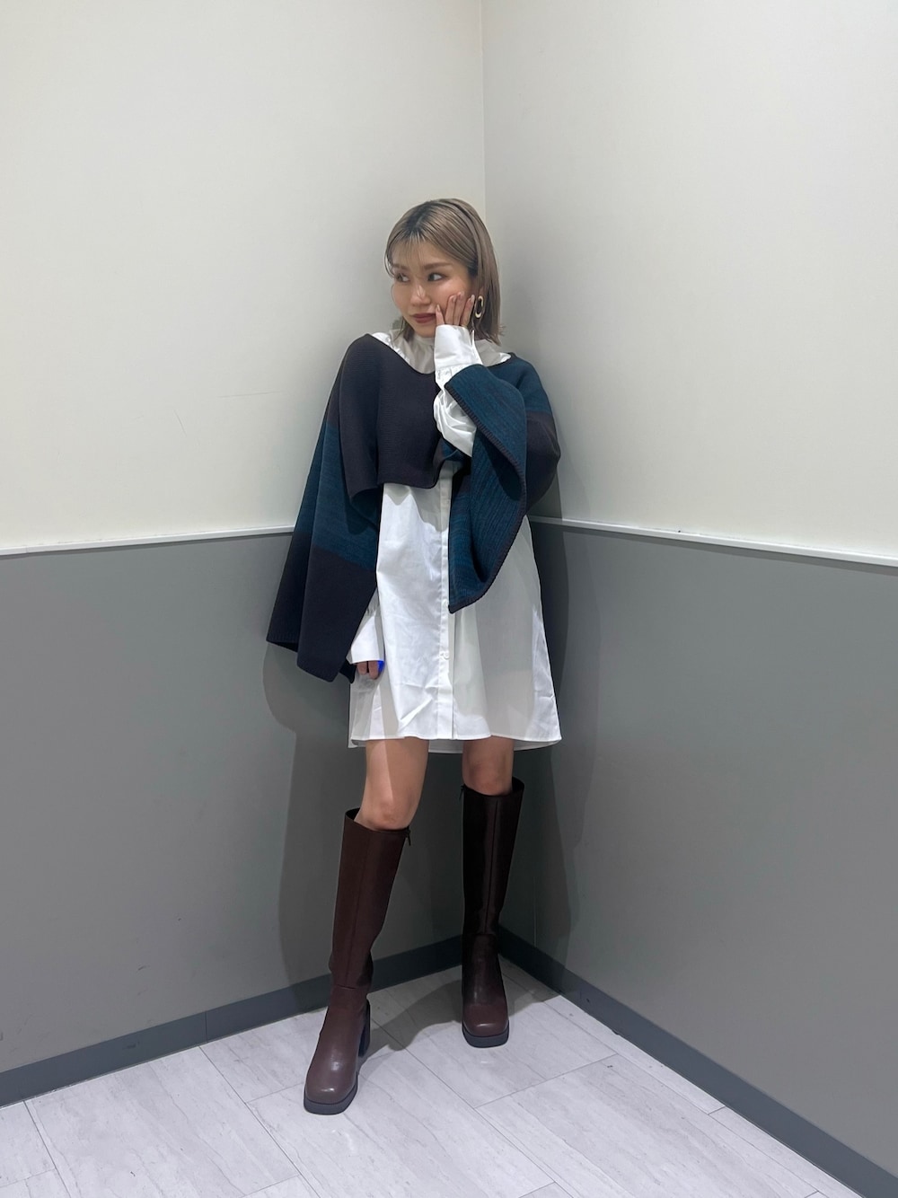 その他のワンピース、ブラウン系のブーツを着用したレディースの夏コーディネートの1枚目の写真
