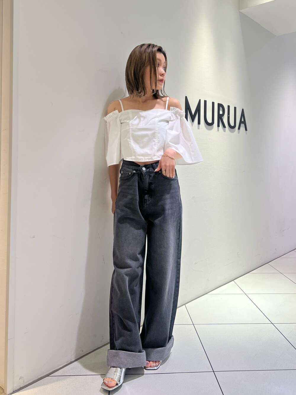 ブラック系のデニムパンツ、ホワイト系のシャツ/ブラウス、シルバー系のサンダルを着用したレディースの夏コーディネートの1枚目の写真