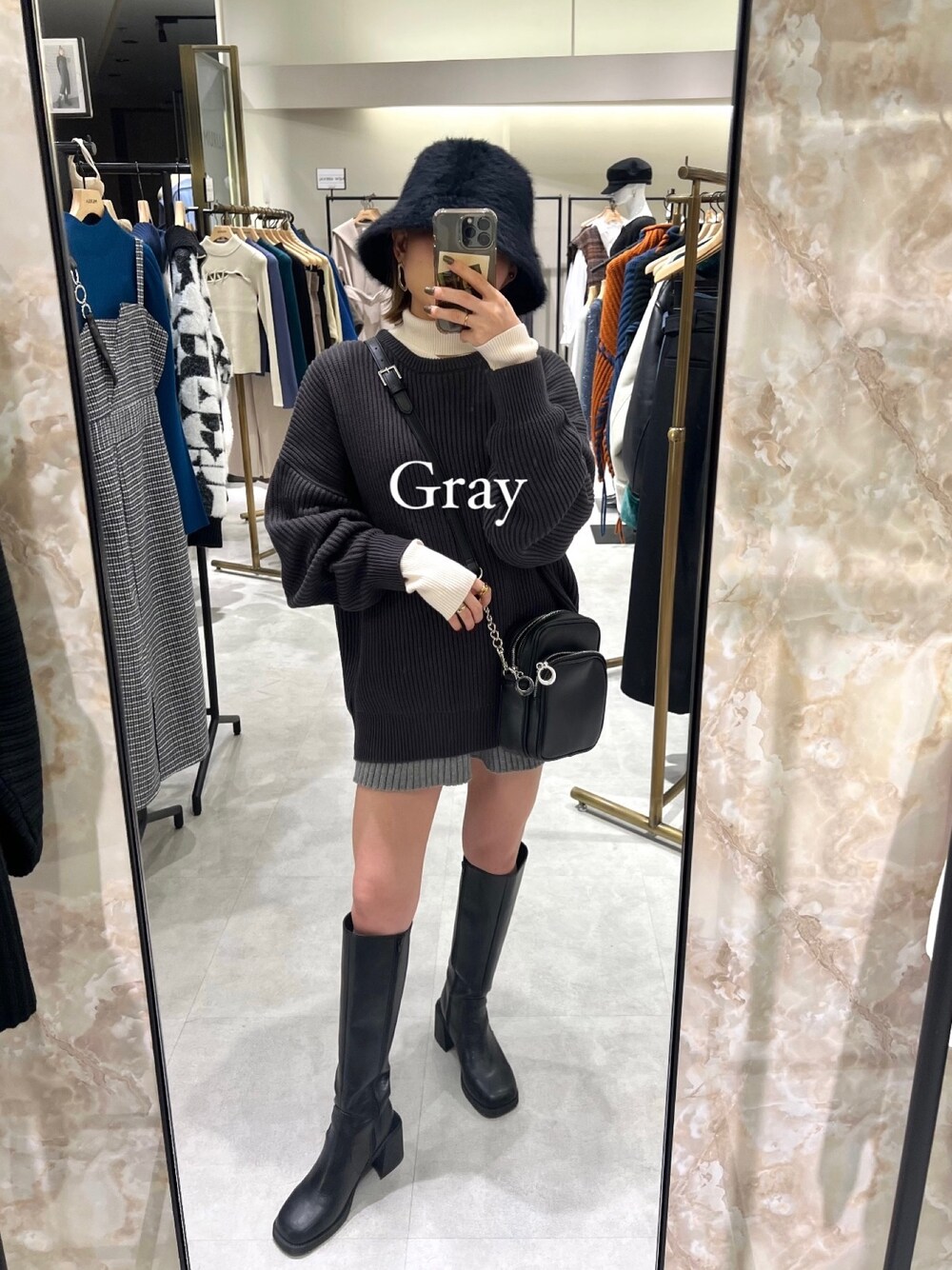グレー系のニット/セーター、ホワイト系のニット/セーター、グレー系のその他パンツを着用したレディースの秋コーディネートの1枚目の写真