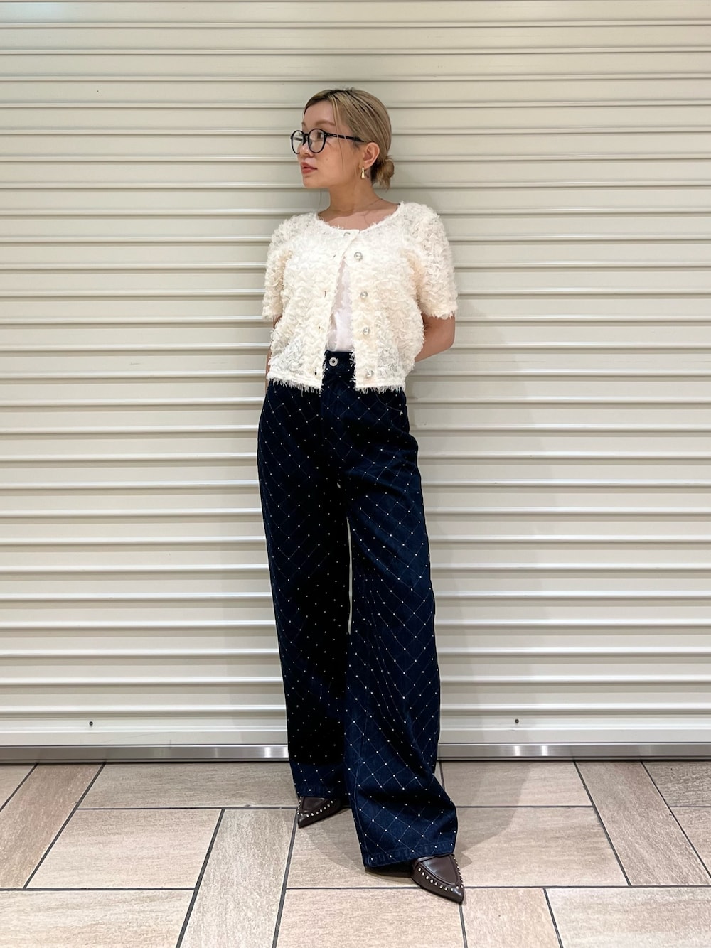 ブルー系のデニムパンツ、ホワイト系のカーディガン/ボレロを着用したレディースの夏コーディネートの1枚目の写真