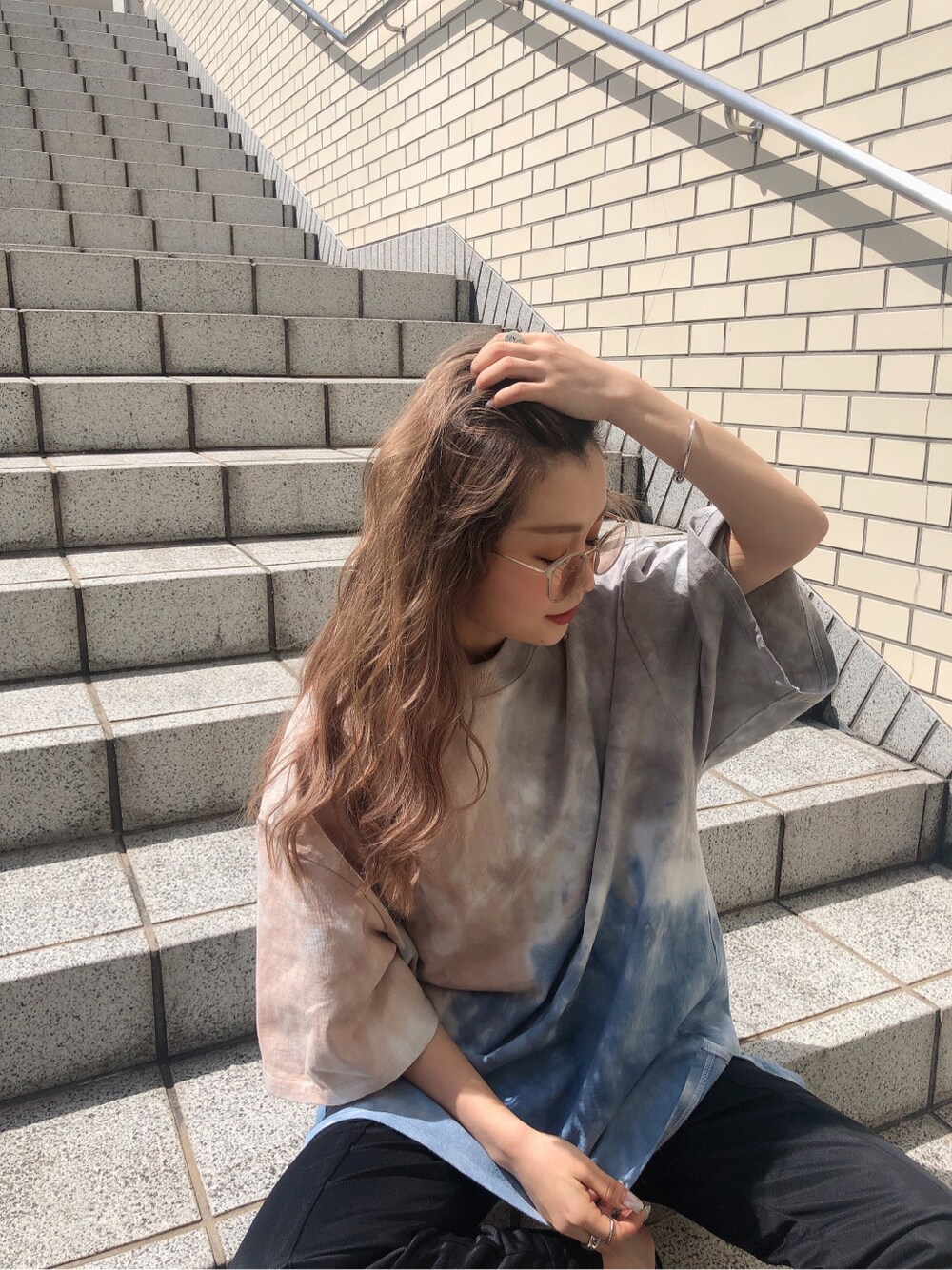 ブラック系のスラックス、ブラック系のサンダル、その他のTシャツ/カットソーを着用したレディースの春コーディネートの1枚目の写真