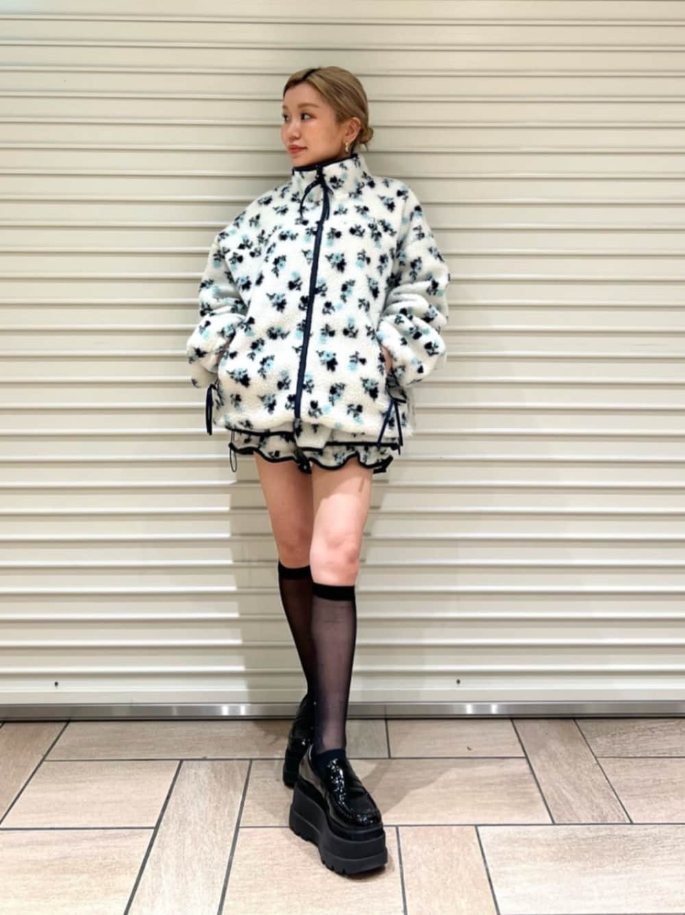 ブルー系のブルゾン、ブルー系のその他パンツを着用したレディースの夏コーディネートの1枚目の写真