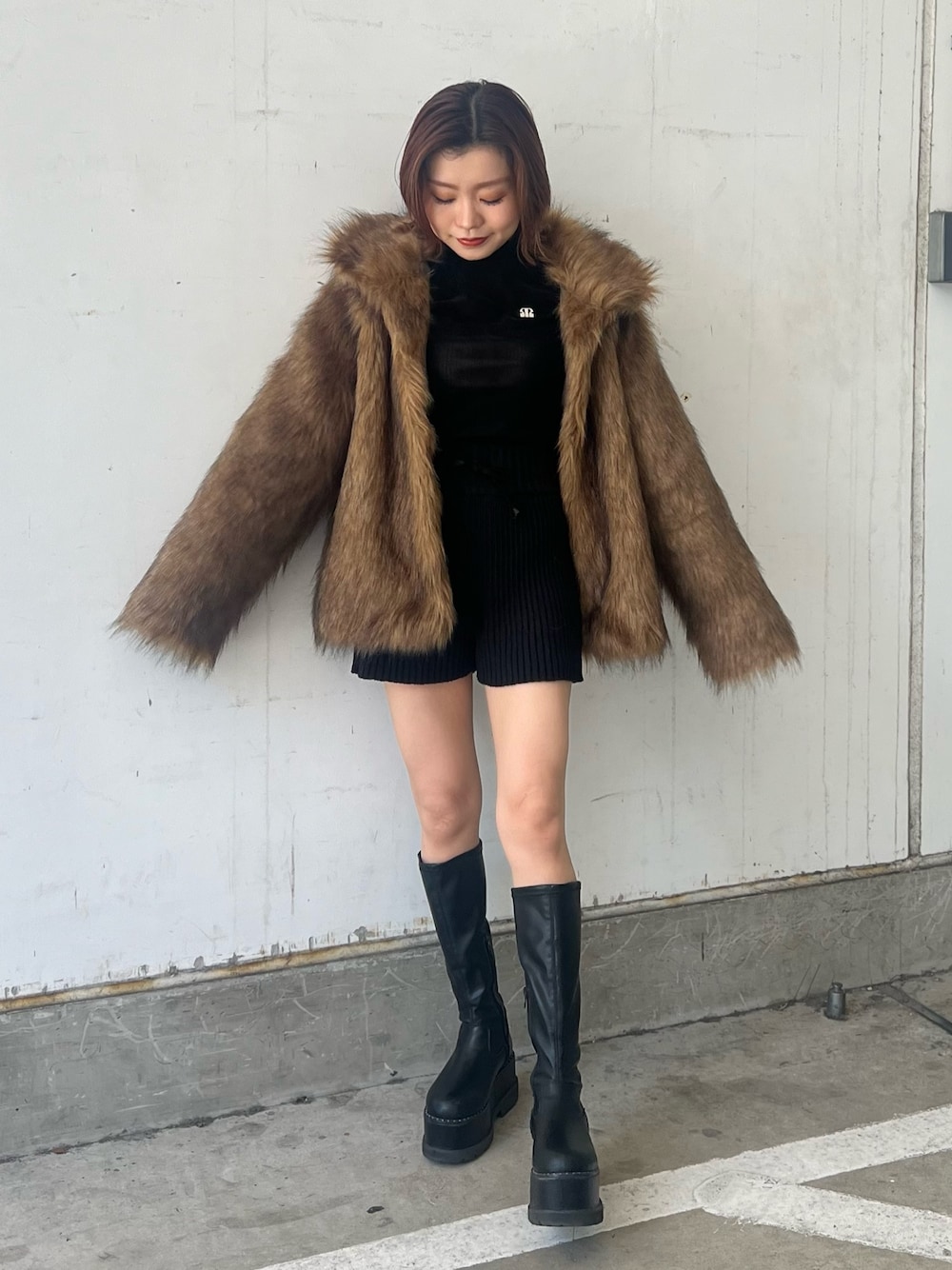 フェイクファーラインジャガードコートを使った人気ファッション