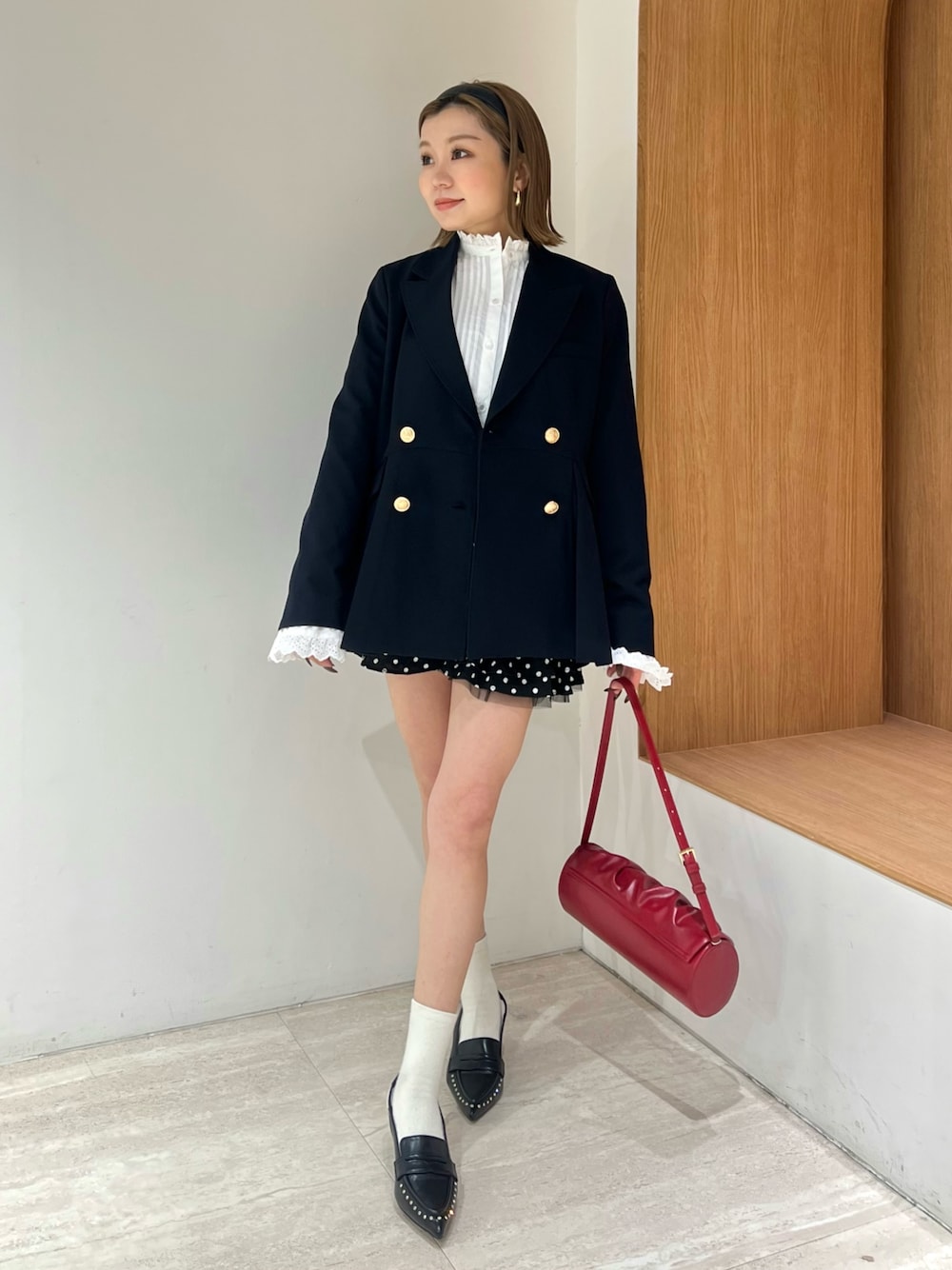 ブラック系のその他パンツ、ブルー系のノーカラージャケット、ホワイト系のシャツ/ブラウスを着用したレディースの冬コーディネートの1枚目の写真