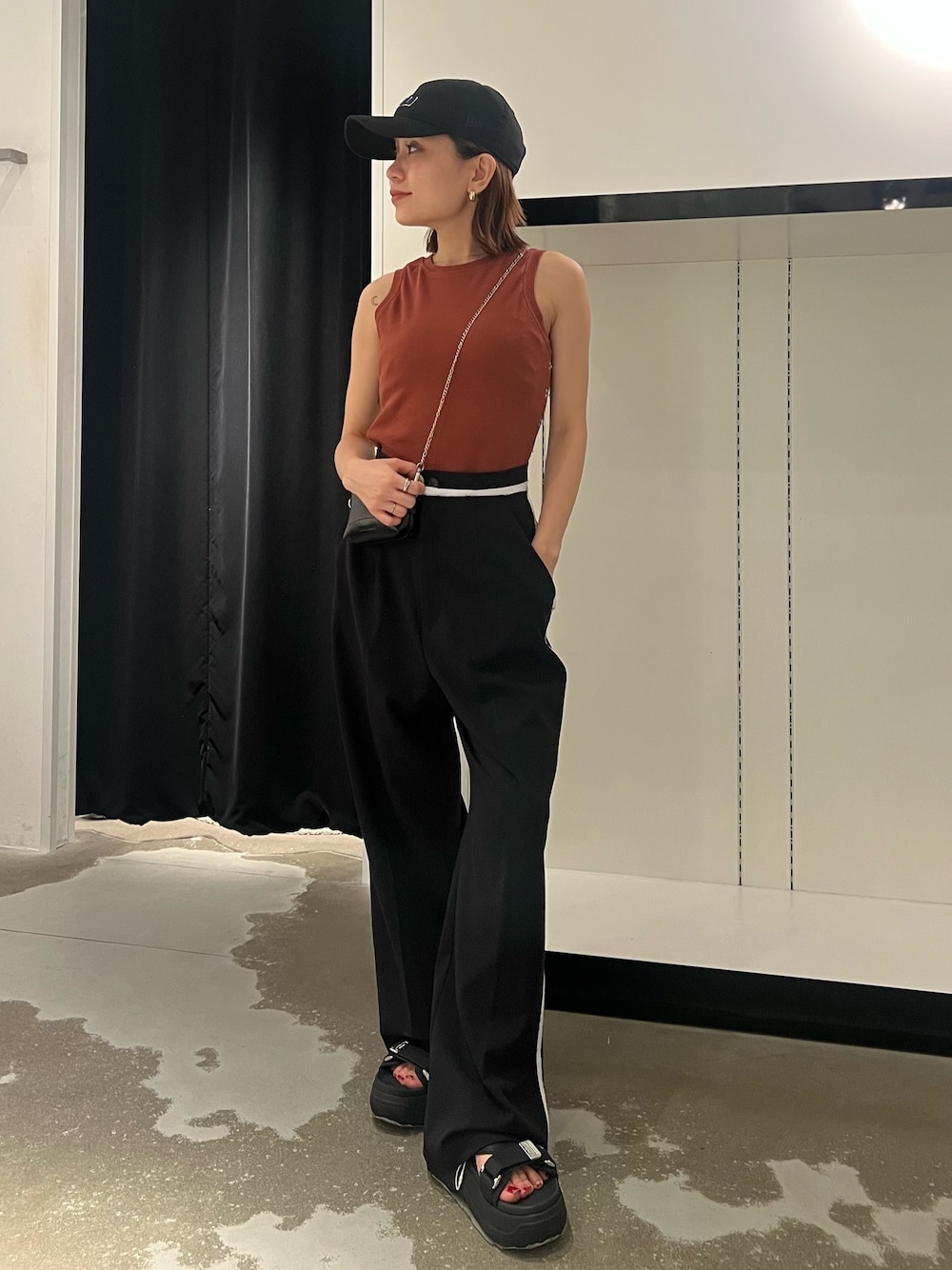 ブラック系のサンダル、ブラック系のその他パンツ、ブラック系のショルダーバッグを着用したレディースの夏コーディネートの1枚目の写真