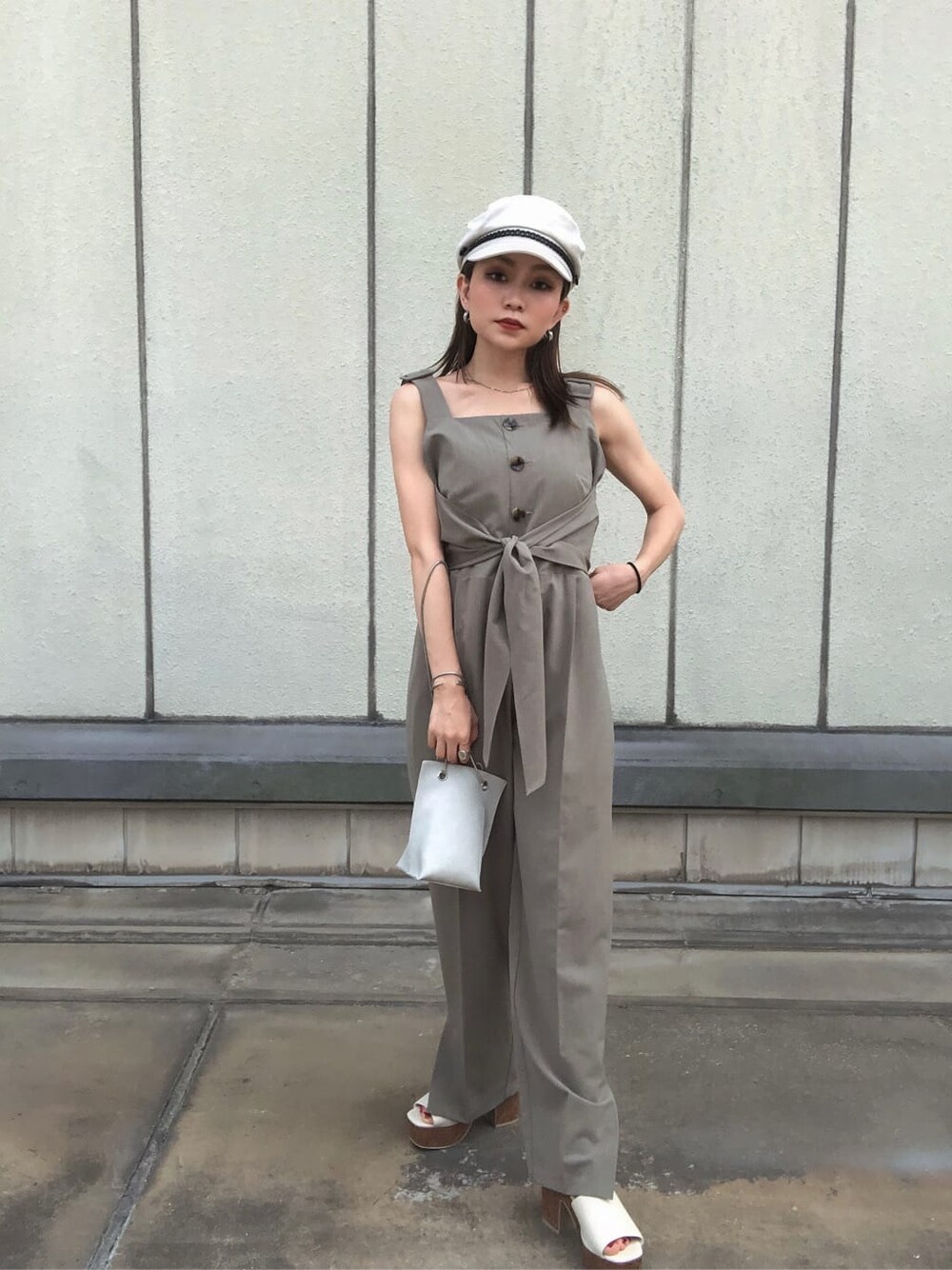 グレー系のシャツ/ブラウス、ベージュ系のつなぎ/オールインワン、ホワイト系のサンダルを着用したレディースの夏コーディネートの1枚目の写真