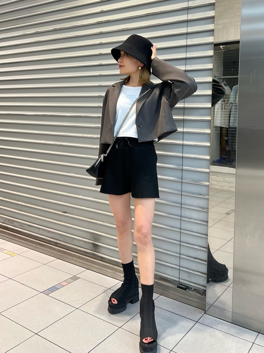 グレー系のテーラードジャケット、ブラック系のその他パンツ、ブラック系のブーツを着用したレディースの春コーディネートの1枚目の写真