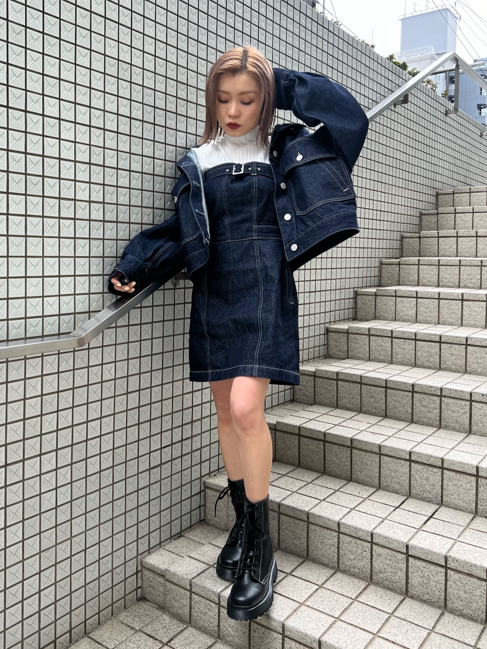 ホワイト系のニット/セーター、ブルー系のワンピース、ブルー系のデニムジャケットを着用したレディースの冬コーディネートの1枚目の写真