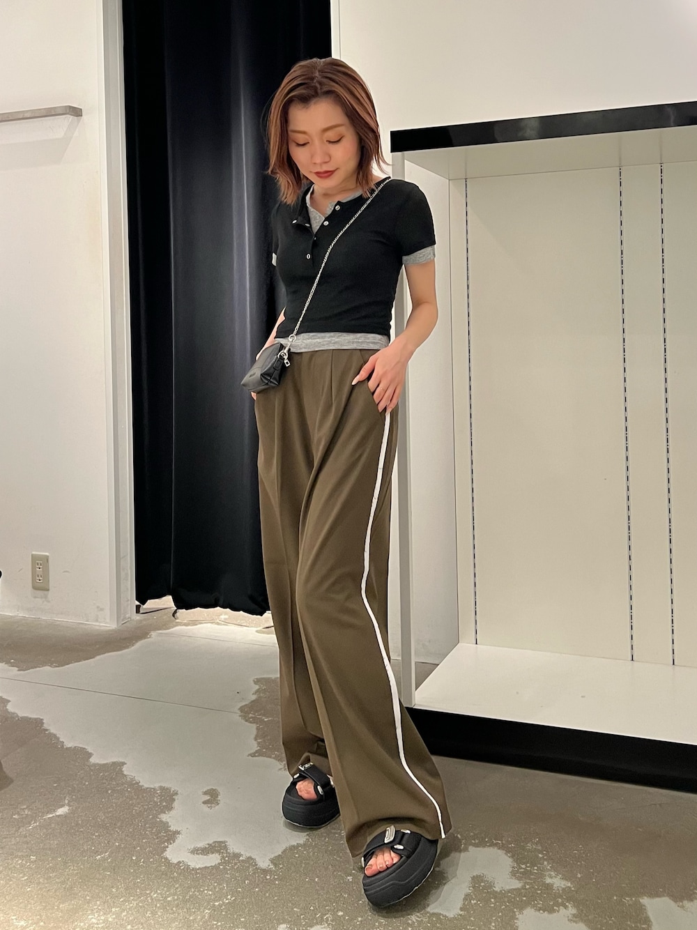 ブラック系のTシャツ/カットソー、ブラック系のサンダル、ブラック系のショルダーバッグを着用したレディースの夏コーディネートの1枚目の写真