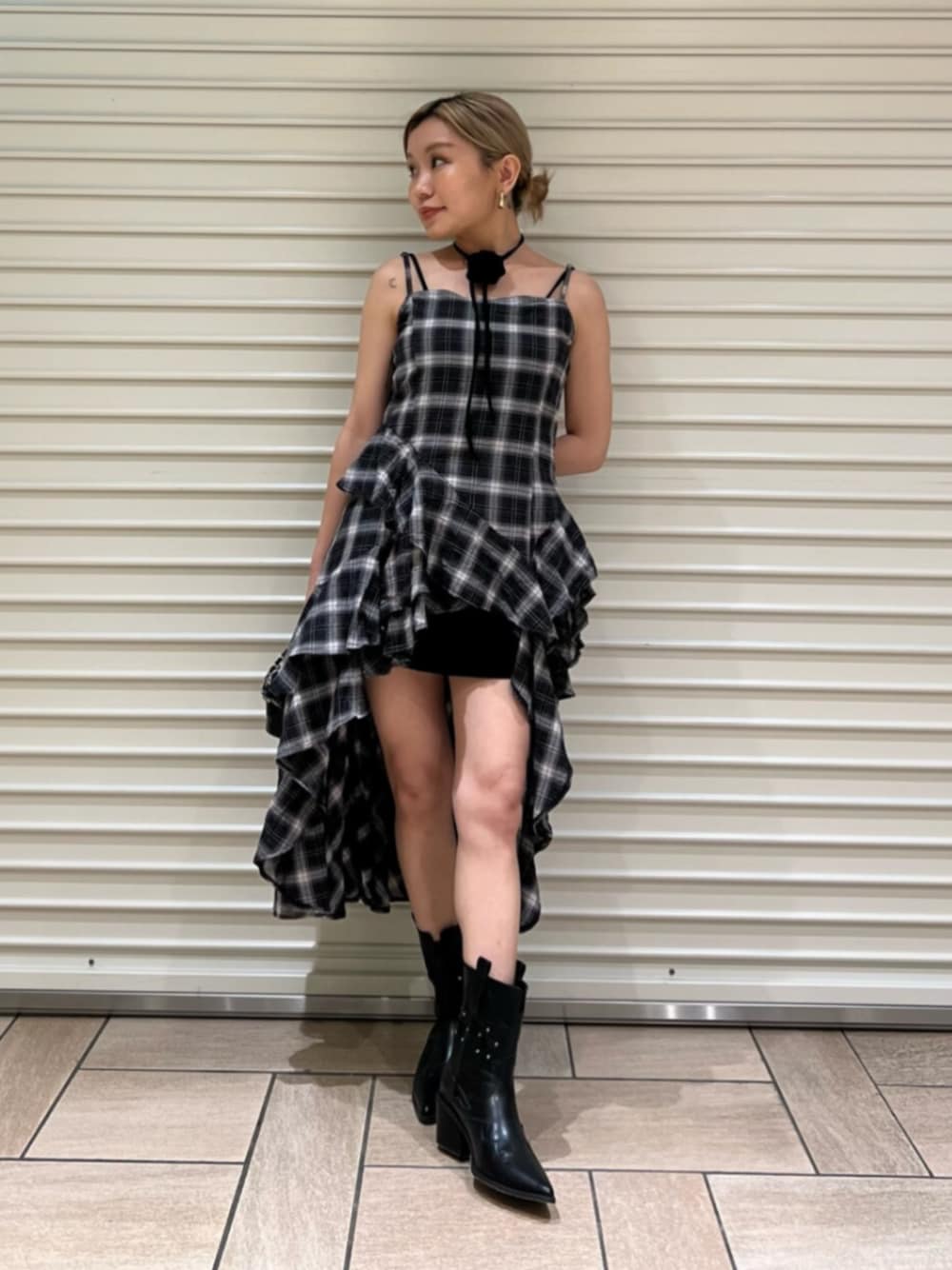 ブラック系のスカート、ブラック系のワンピースを着用したレディースの夏コーディネートの1枚目の写真
