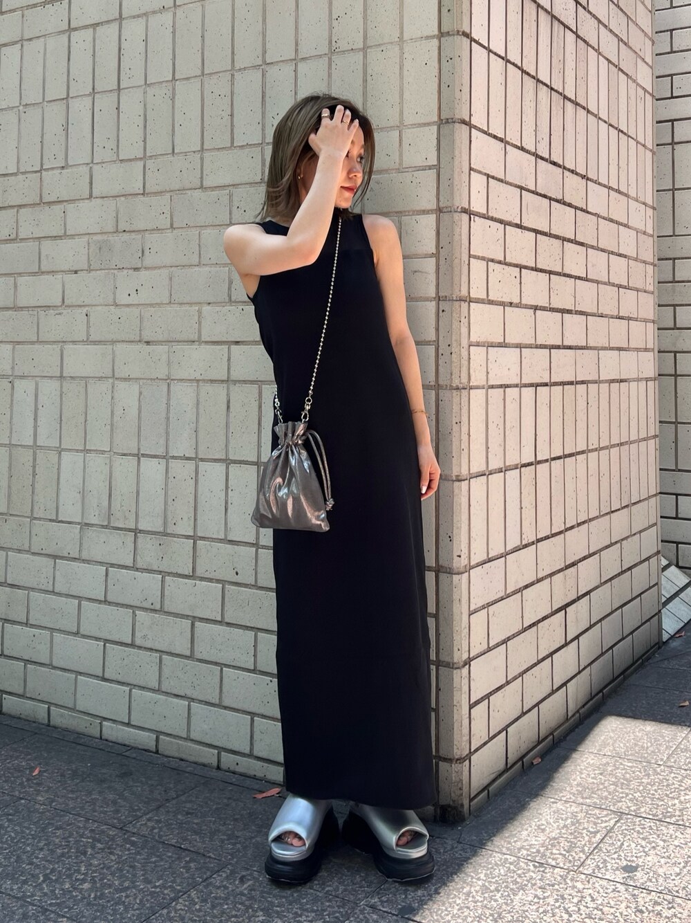 ブラック系のワンピース、シルバー系のサンダル、ブラック系のショルダーバッグを着用したレディースの夏コーディネートの1枚目の写真