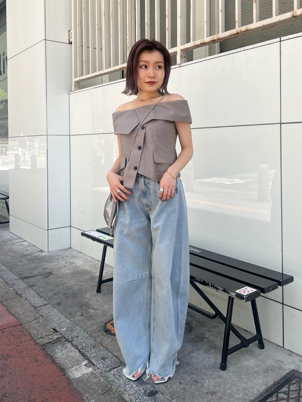 ブラウン系のシャツ/ブラウス、ブルー系のデニムパンツ、シルバー系のサンダルを着用したレディースの夏コーディネートの1枚目の写真
