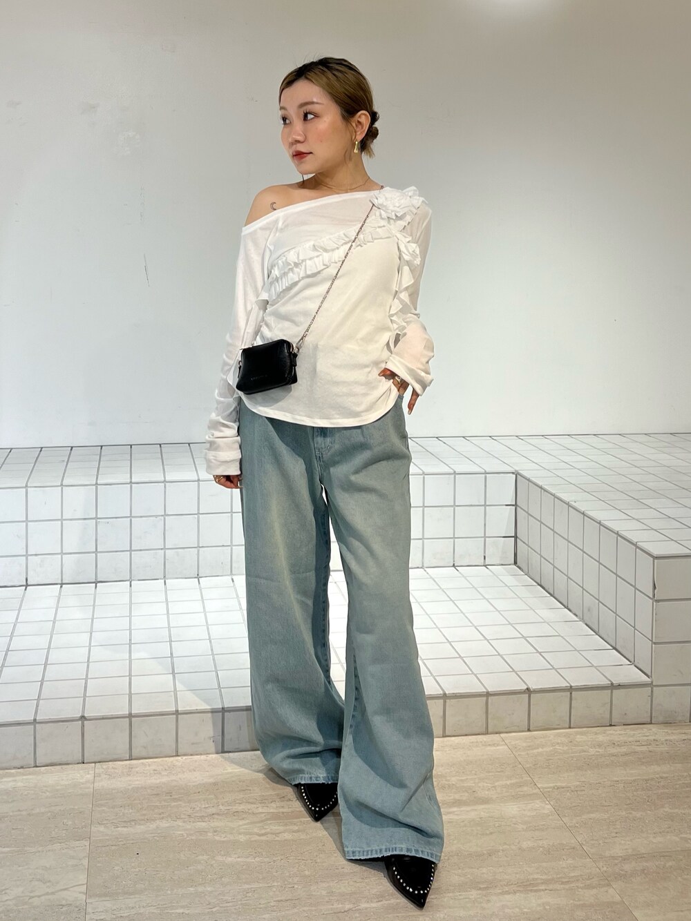 ホワイト系のTシャツ/カットソー、ブルー系のデニムパンツ、ブラック系のサンダルを着用したレディースの春コーディネートの1枚目の写真