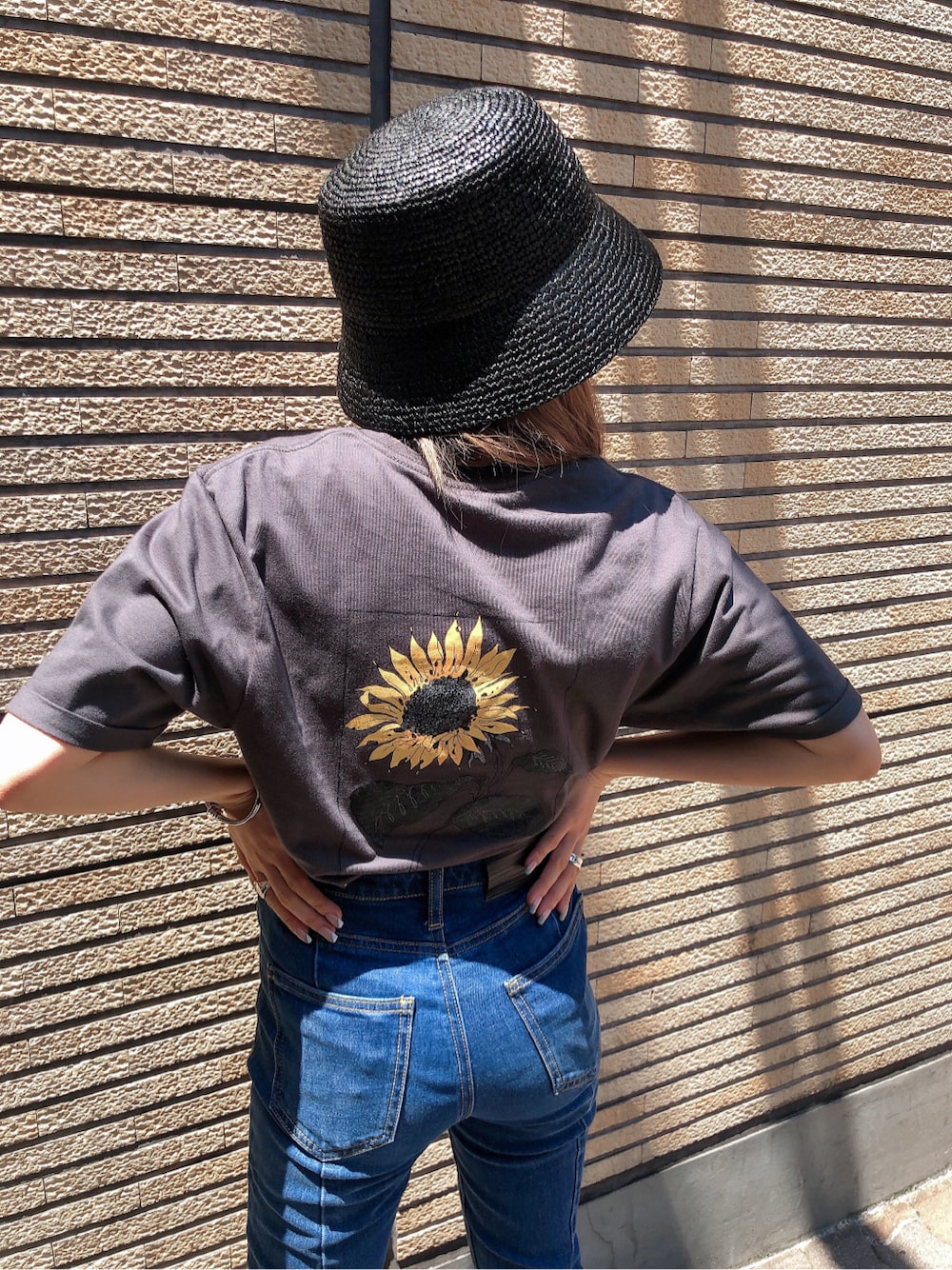 ブルー系のデニムパンツ、グレー系のTシャツ/カットソーを着用したレディースの夏コーディネートの1枚目の写真