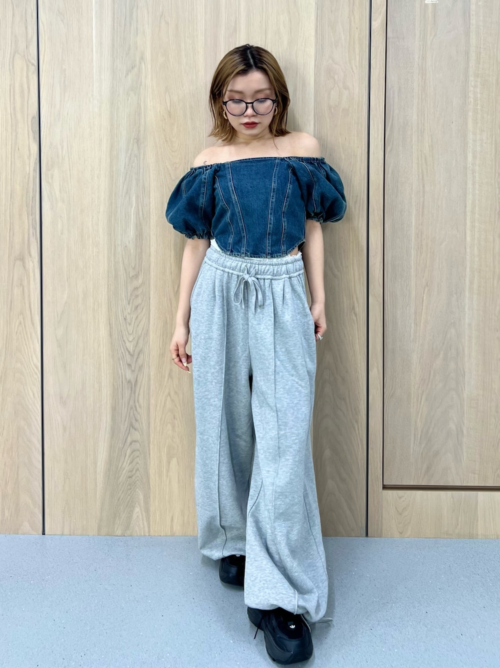 グレー系のスウェットパンツ、ブルー系のシャツ/ブラウスを着用したレディースの春コーディネートの1枚目の写真