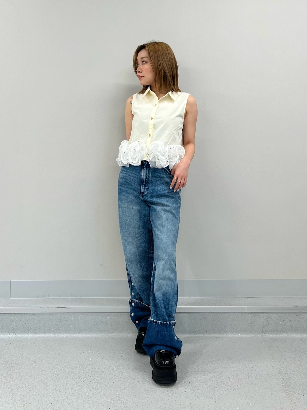ブルー系のデニムパンツ、イエロー系のシャツ/ブラウスを着用したレディースの夏コーディネートの1枚目の写真