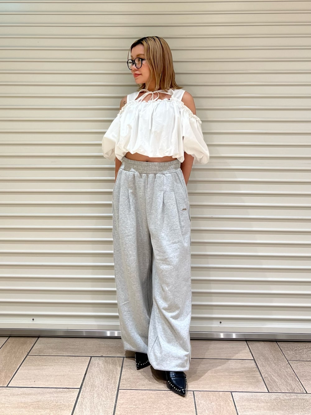 グレー系のスウェットパンツ、ホワイト系のシャツ/ブラウスを着用したレディースの夏コーディネートの1枚目の写真