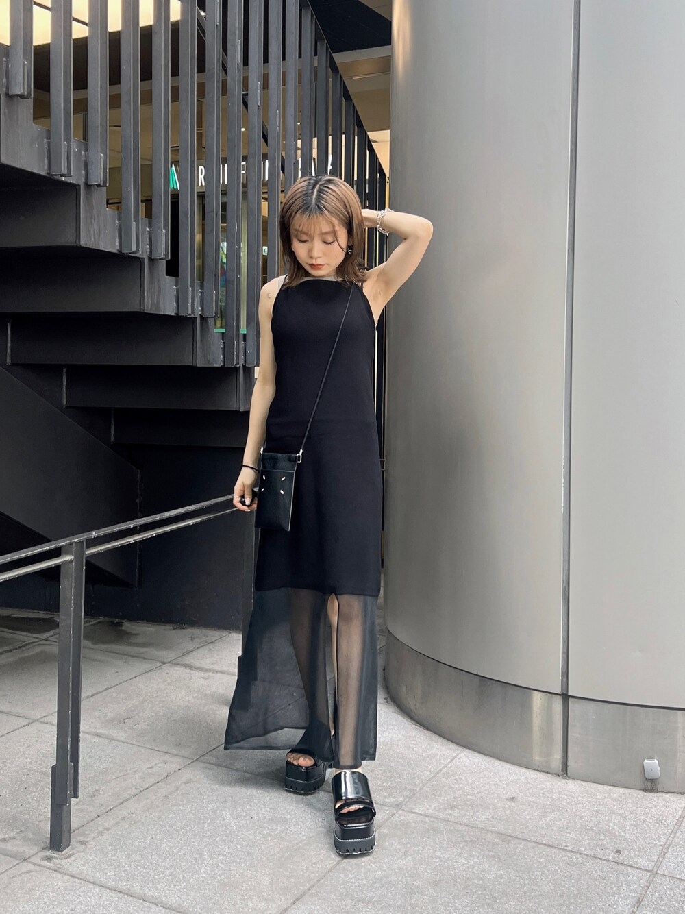 ブラック系のサンダル、ベージュ系のTシャツ/カットソー、ブラック系のワンピースを着用したレディースの夏コーディネートの1枚目の写真