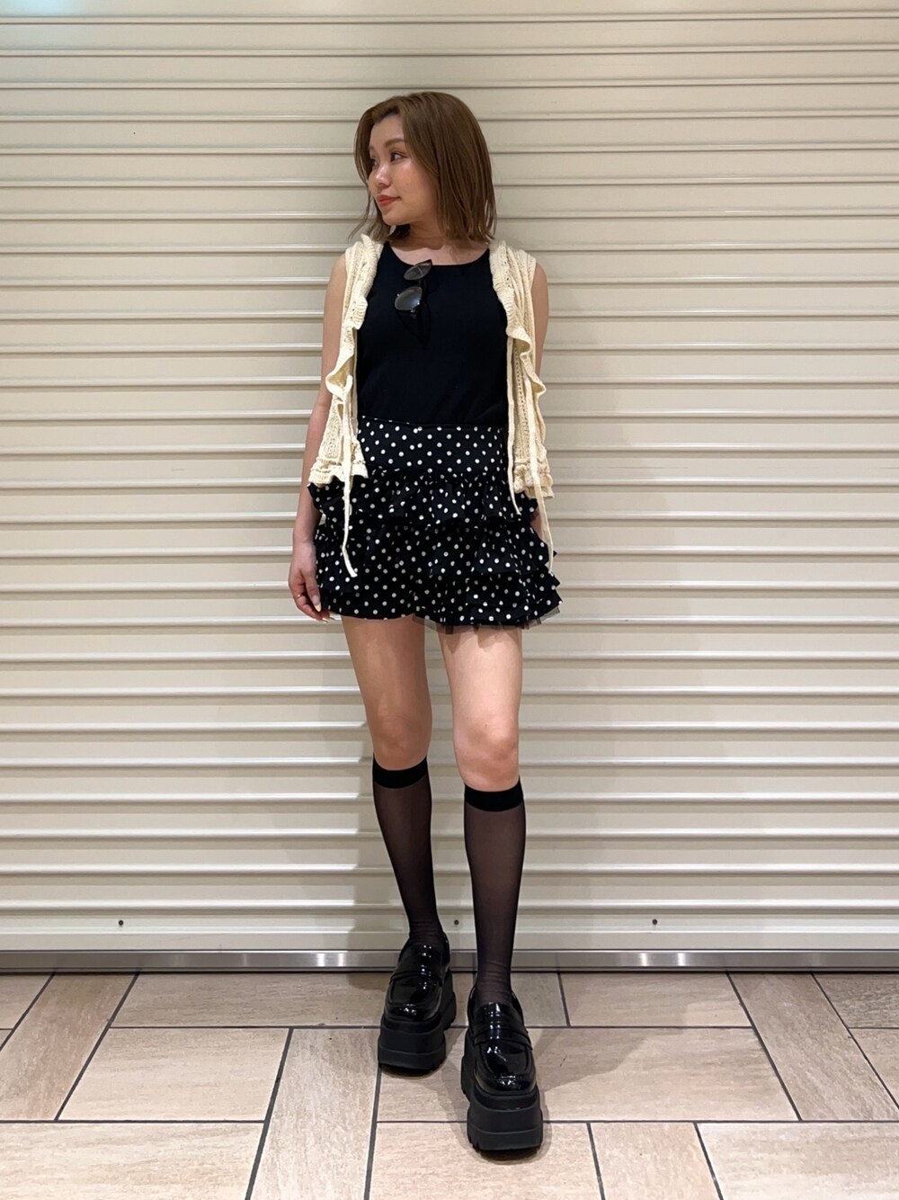 ブラック系のタンクトップ、ブラック系のその他パンツ、ホワイト系のニット/セーターを着用したレディースの夏コーディネートの1枚目の写真