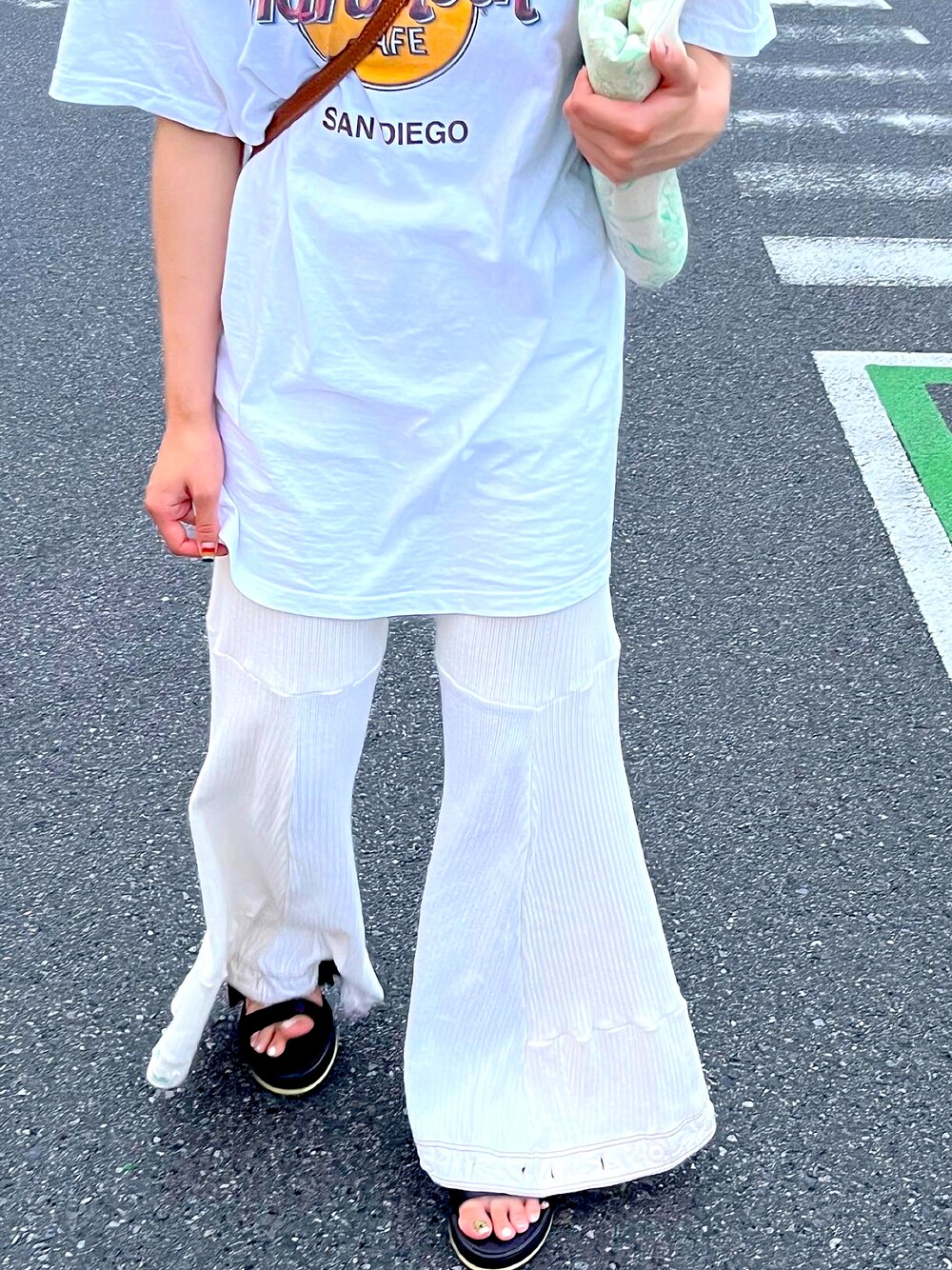「夏コーデ、大人カジュアル、サンダルコーデ、シンプルコーデ、ラクチンコーデ、低身長コーデ、Tシャツ、着回しコーデ、古着、オトナ女子、古着MIX、ホワイト、ホワイトコーデ」｜「eski.のアイテム（その他パンツ、ホワイト系）」を使った、natsumiさん（レディース・155cm）の夏コーディネートの1枚目の写真