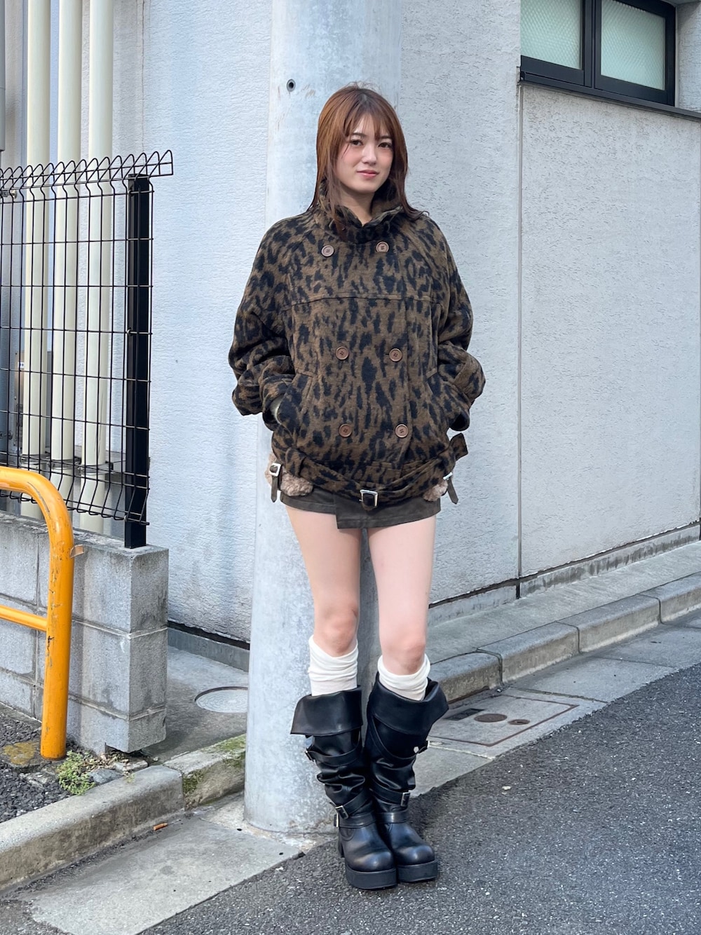 ブラウン系のスカート、ブラック系のブーツ、ブラウン系のその他アウターを着用したレディースの秋コーディネートの1枚目の写真