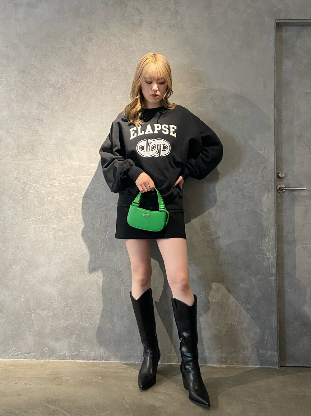 ブラック系のTシャツ/カットソー、ブラック系のブーツ、ブラック系のスカートを着用したレディースの冬コーディネートの1枚目の写真