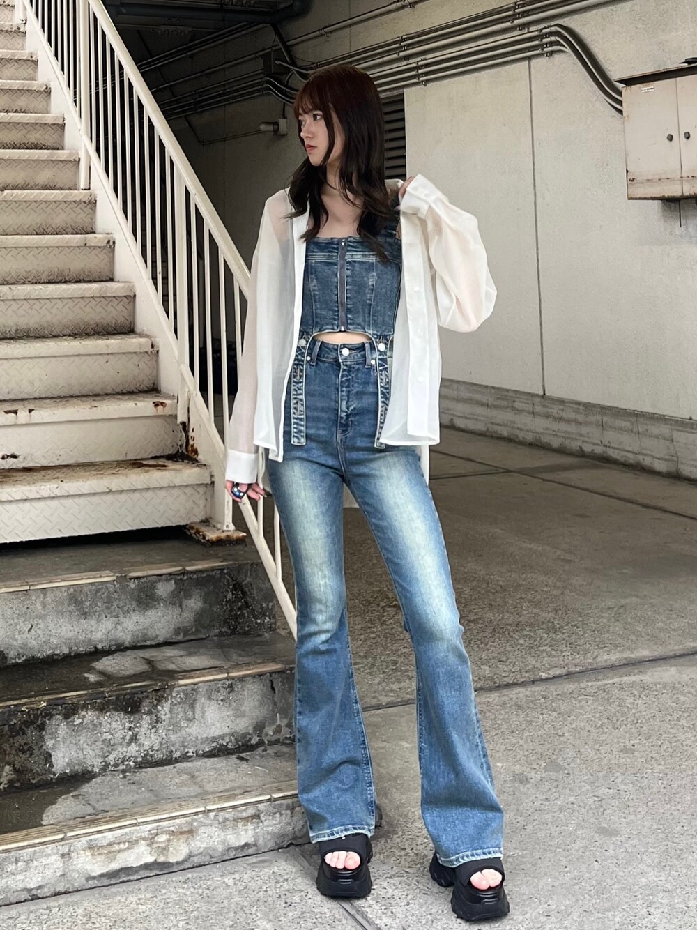 コルセットハングデニムサロペットを使った人気ファッション