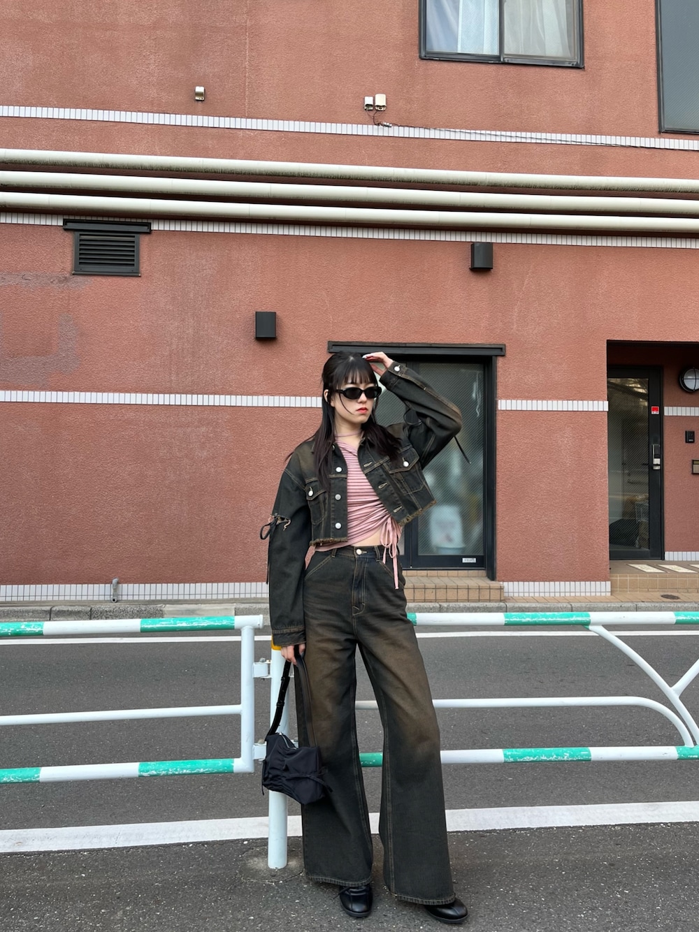 ピンク系のニット/セーター、ブルー系のデニムジャケット、ブルー系のデニムパンツを着用したレディースの冬コーディネートの1枚目の写真