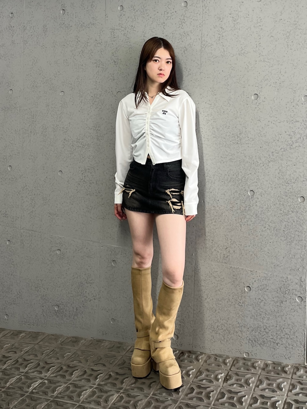 ベージュ系のブーツ、ブラック系のスカート、ホワイト系のシャツ/ブラウスを着用したレディースの夏コーディネートの1枚目の写真
