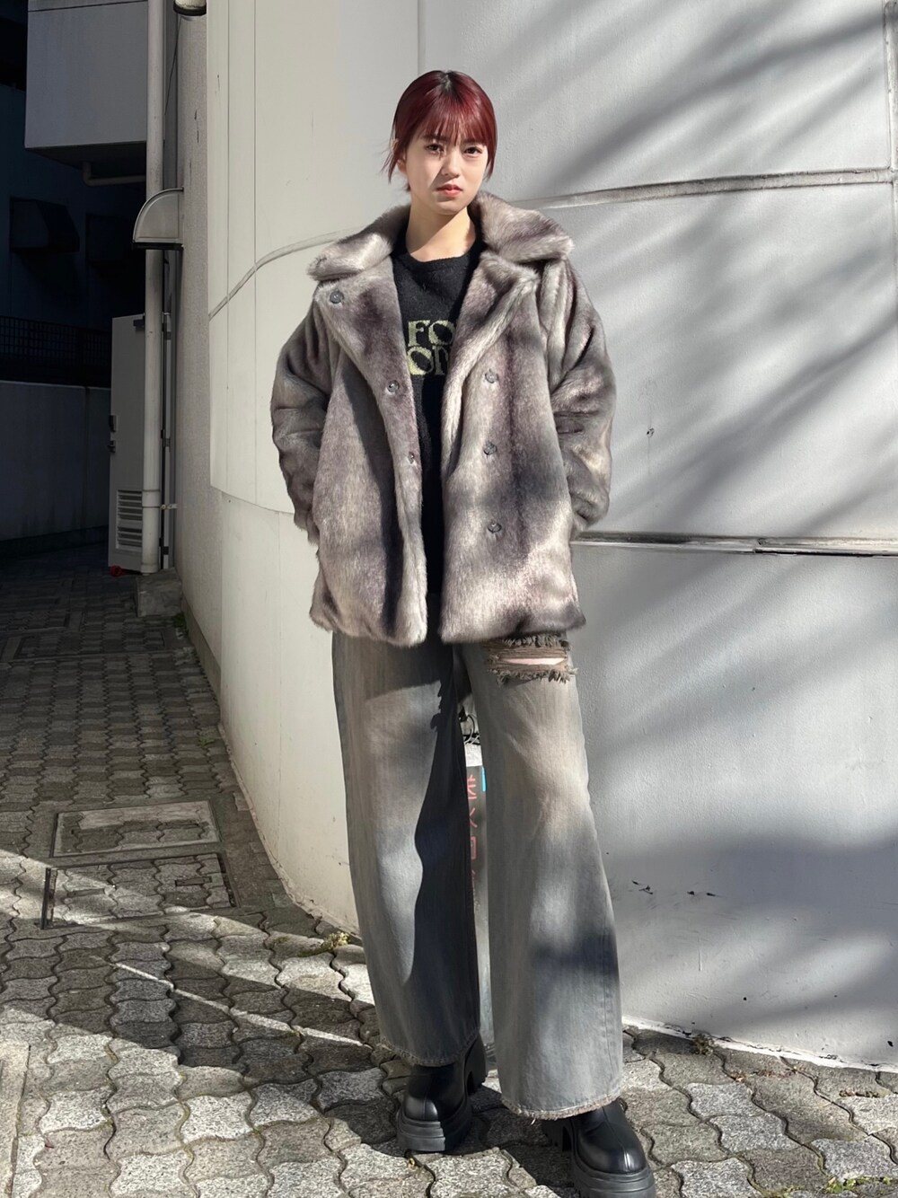 グレー系のその他アウター、グレー系のデニムパンツ、ブラック系のニット/セーターを着用したレディースの冬コーディネートの1枚目の写真