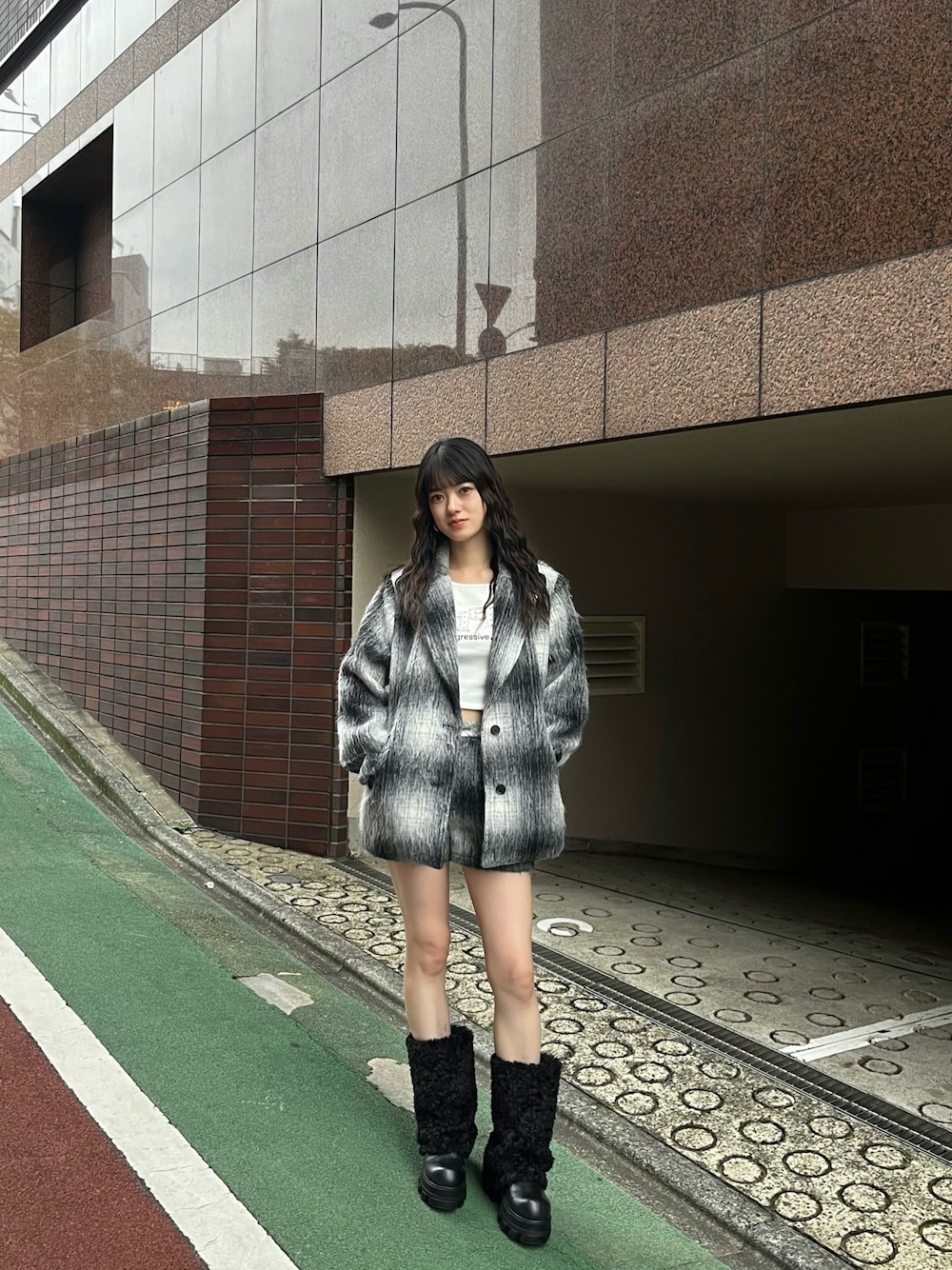 ホワイト系のTシャツ/カットソー、ブラック系のその他パンツ、ブラック系のその他アウターを着用したレディースの秋コーディネートの1枚目の写真