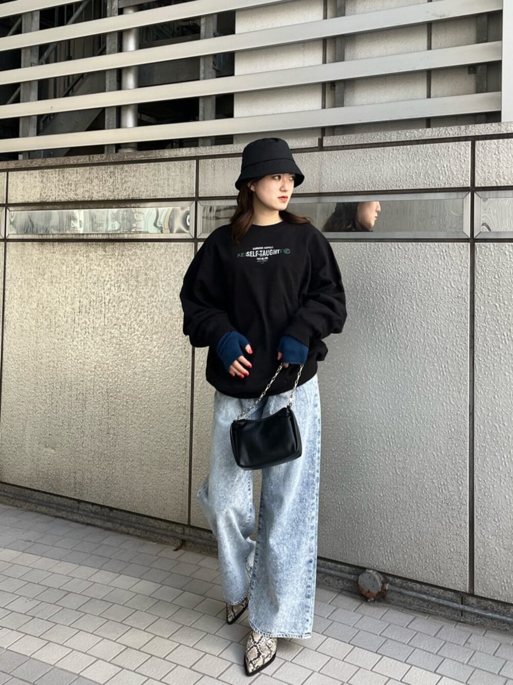 その他のパンプス、ブルー系のデニムパンツ、ブラック系のスウェットを着用したレディースの秋コーディネートの1枚目の写真