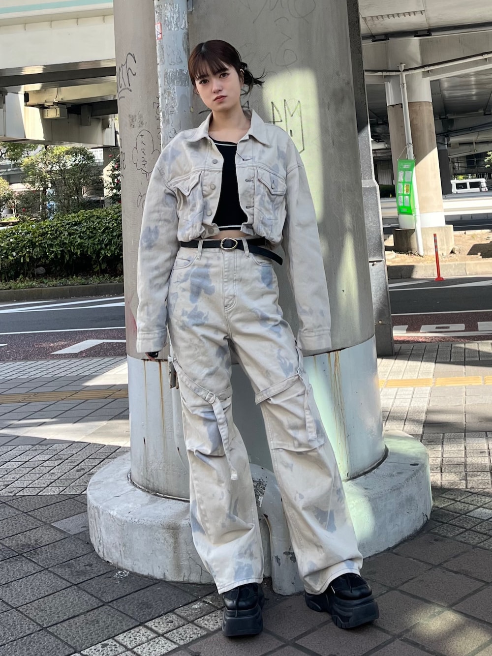ホワイト系のデニムパンツ、ブラック系のスニーカー、ブラック系のニット/セーターを着用したレディースの冬コーディネートの1枚目の写真