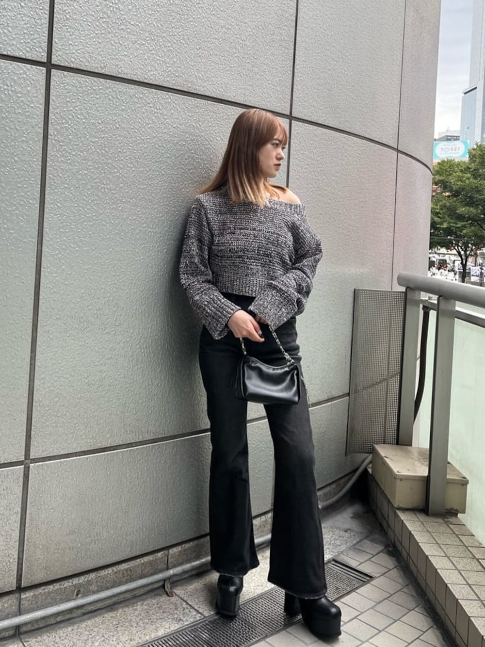 ブラック系のブーツ、ブラック系のデニムパンツ、その他のニット/セーターを着用したレディースの秋コーディネートの1枚目の写真