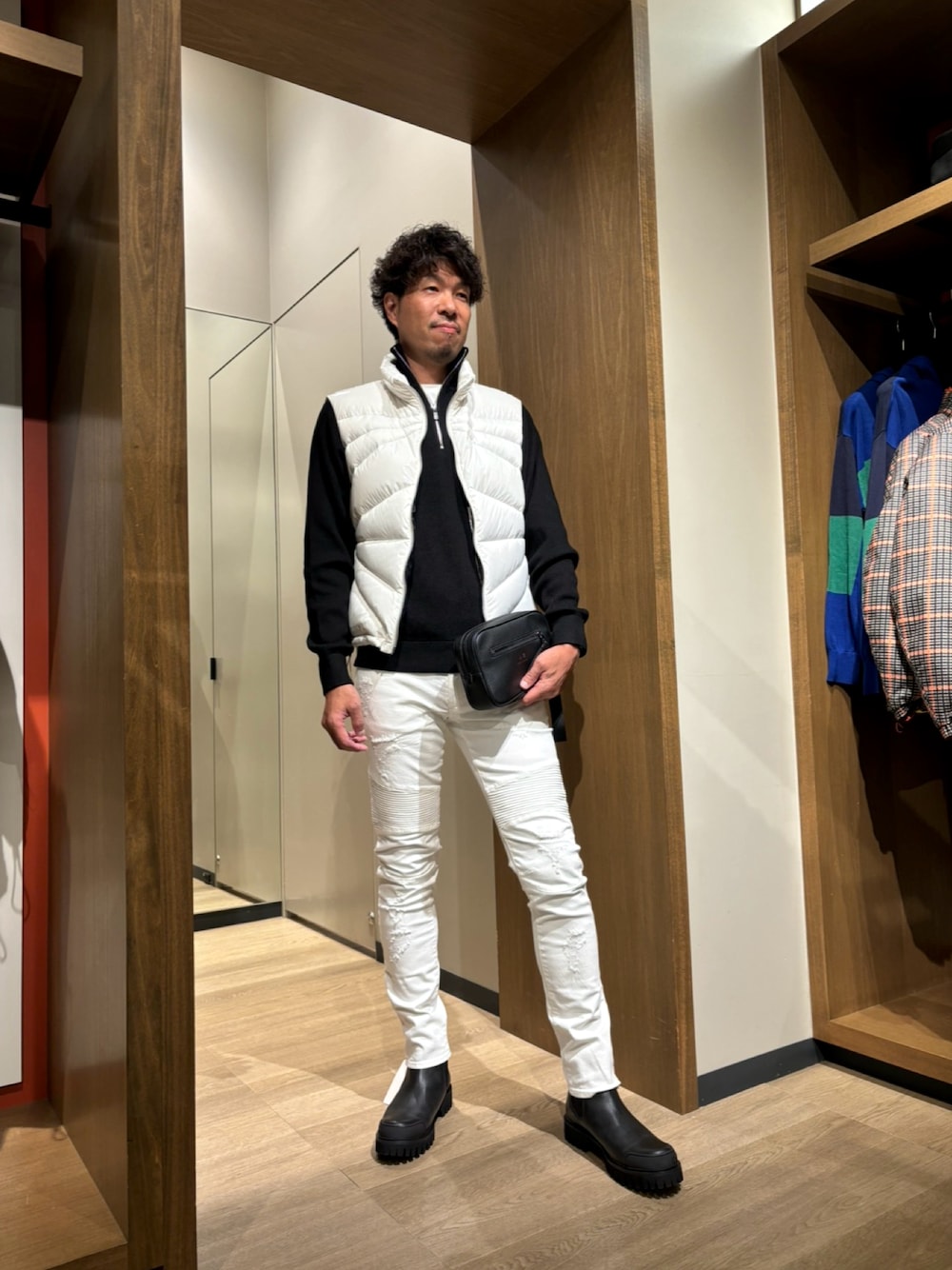 「アルマーニエクスチェンジ、AXchanger、AXchange、きれいめカジュアル、高身長コーデ、高身長、秋のコーデ、ダウンベスト、オトナカジュアル」｜「ARMANI EXCHANGEの【A|X アルマーニ エクスチェンジ】バイファブリック　リアルダウンベスト（ダウンベスト、ブラック系）」を使った、TOMOYAさん（メンズ・183cm）の秋コーディネートの1枚目の写真