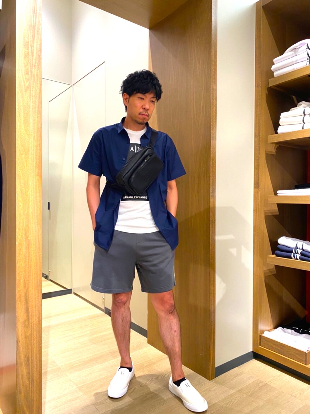「アルマーニエクスチェンジ、AXchanger、AXchange、高身長コーデ、夏コーデ、オトナカジュアル、ハーフパンツコーデ、シャツコーデ、パパコーデ」｜「ARMANI EXCHANGEの【A|X アルマーニ エクスチェンジ】カモフラージュ柄　スウェットショートパンツ（スウェットパンツ、グリーン系）」を使った、TOMOYAさん（メンズ・183cm）の夏コーディネートの1枚目の写真