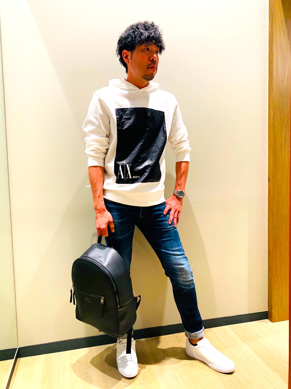 「アルマーニエクスチェンジ、シンプル、スウェット、高身長、AXchange、AXchanger、パパコーデ、子供とお出かけ」｜「ARMANI EXCHANGEの【A|X アルマーニ エクスチェンジ】A|Xロゴ　バックパック（バックパック/リュック、ブラック系）」を使った、TOMOYAさん（メンズ・183cm）の春コーディネートの1枚目の写真