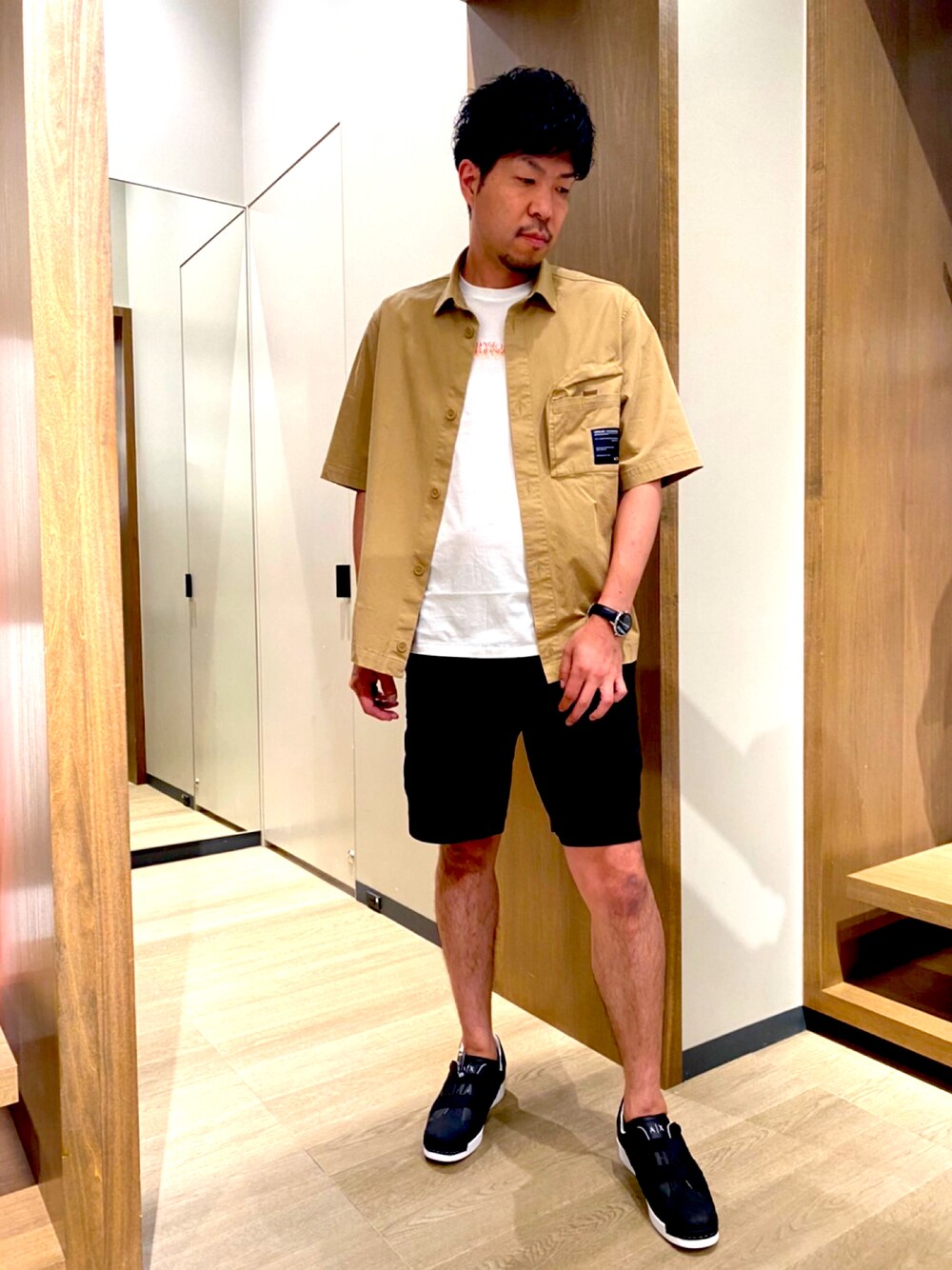 「アルマーニエクスチェンジ、AXchanger、AXchange、大人カジュアル、高身長男子、爽やかコーデ、おとうさんコーデ、ハーフパンツコーデ、シャツスタイル」｜「ARMANI EXCHANGEの【A|X アルマーニ エクスチェンジ】ラウンドジップポケット付き　半袖シャツ/LOOSE（シャツ/ブラウス、ベージュ系）」を使った、TOMOYAさん（メンズ・183cm）の夏コーディネートの1枚目の写真