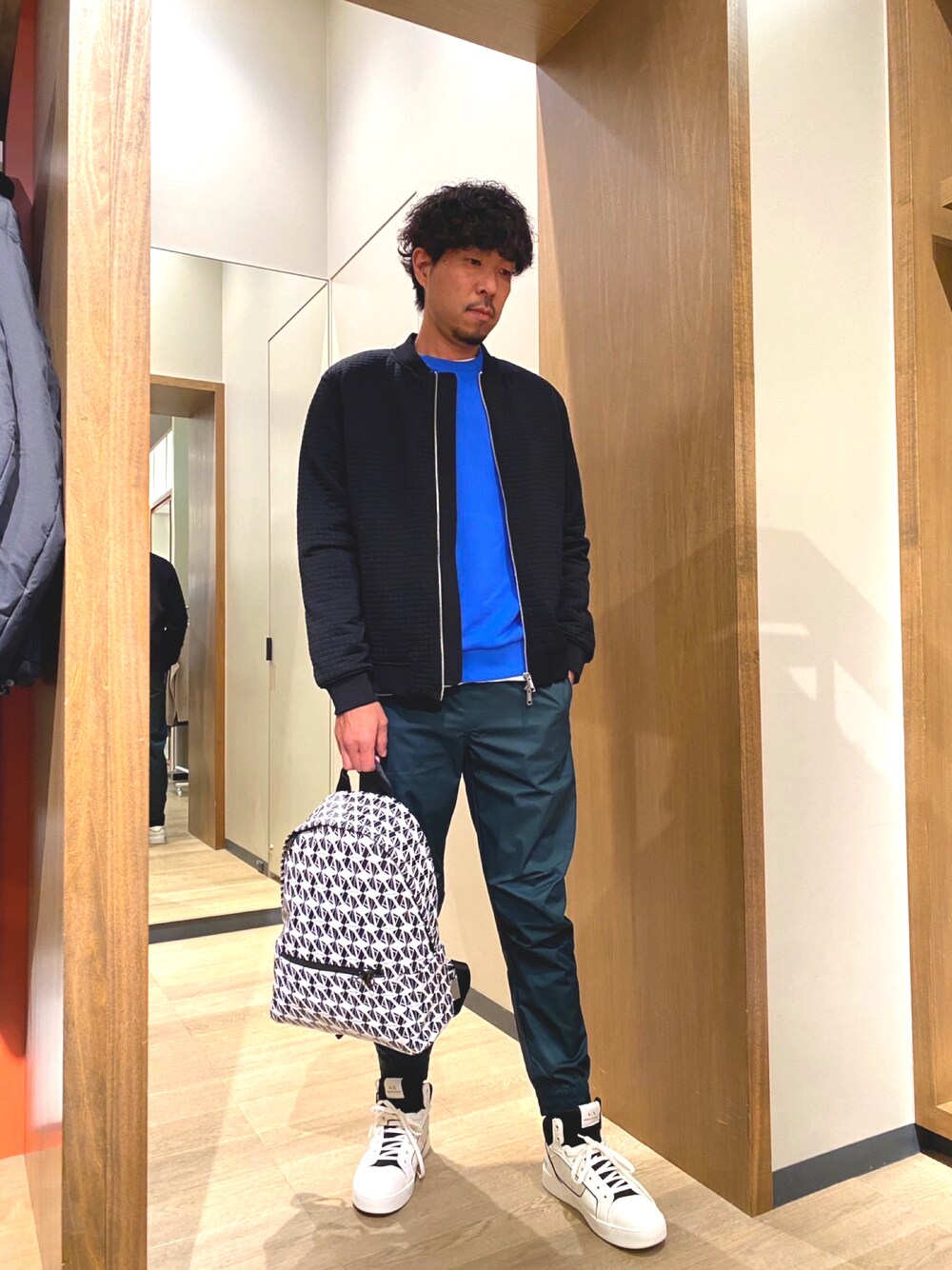 「AXchange、AXchanger、アルマーニエクスチェンジ、高身長コーデ、リラックスコーデ、オーバーサイズ、大人カジュアル、パパコーデ」｜「ARMANI EXCHANGEの【A|X アルマーニ エクスチェンジ】中わた入りボンバージャケット（ブルゾン、ブラック系）」を使った、TOMOYAさん（メンズ・183cm）の冬コーディネートの1枚目の写真