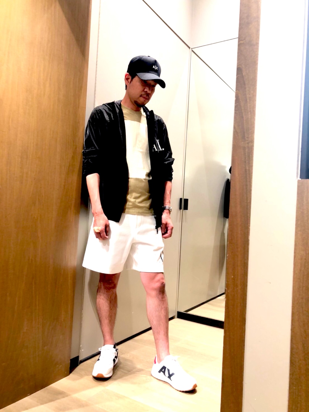 「アルマーニエクスチェンジ、AXchanger、AXchange、キャップコーデ、高身長コーデ、高身長男子、スポーツカジュアル、公園スタイル、リラックススタイル、大人カジュアル、休日コーデ」｜「ARMANI EXCHANGEの【ARMANI EXCHANGE/アルマーニ エクスチェンジ】ONE POINT LOGO BASE BALL CAP/ワンポイントロゴベースボールキャップ（キャップ、ブラック系）」を使った、TOMOYAさん（メンズ・183cm）の夏コーディネートの1枚目の写真