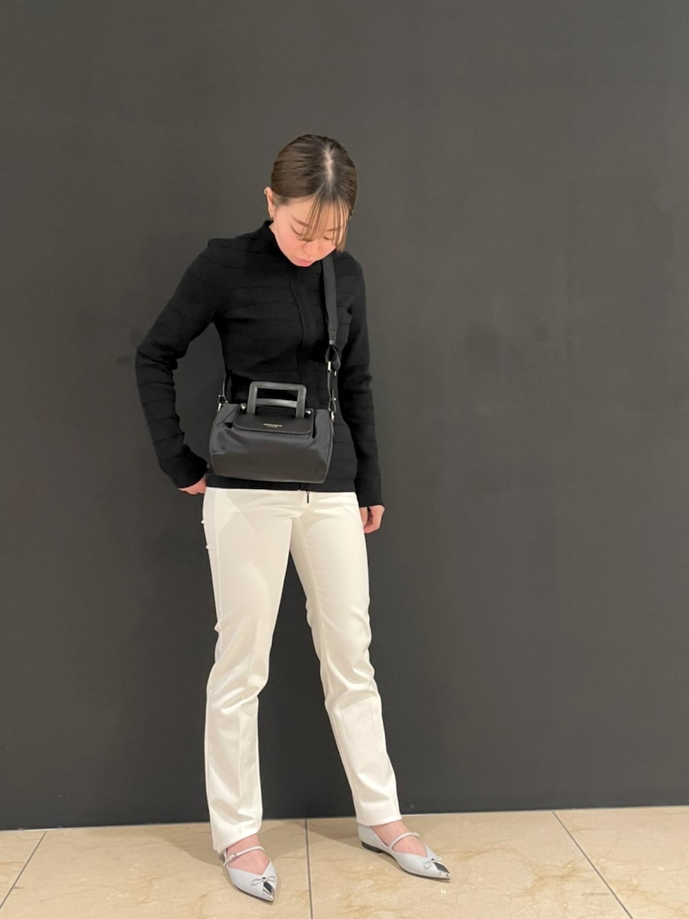 ブラック系のジャケット/アウター、ブラック系のバッグ、ホワイト系のパンツを着用したレディースの春コーディネートの1枚目の写真