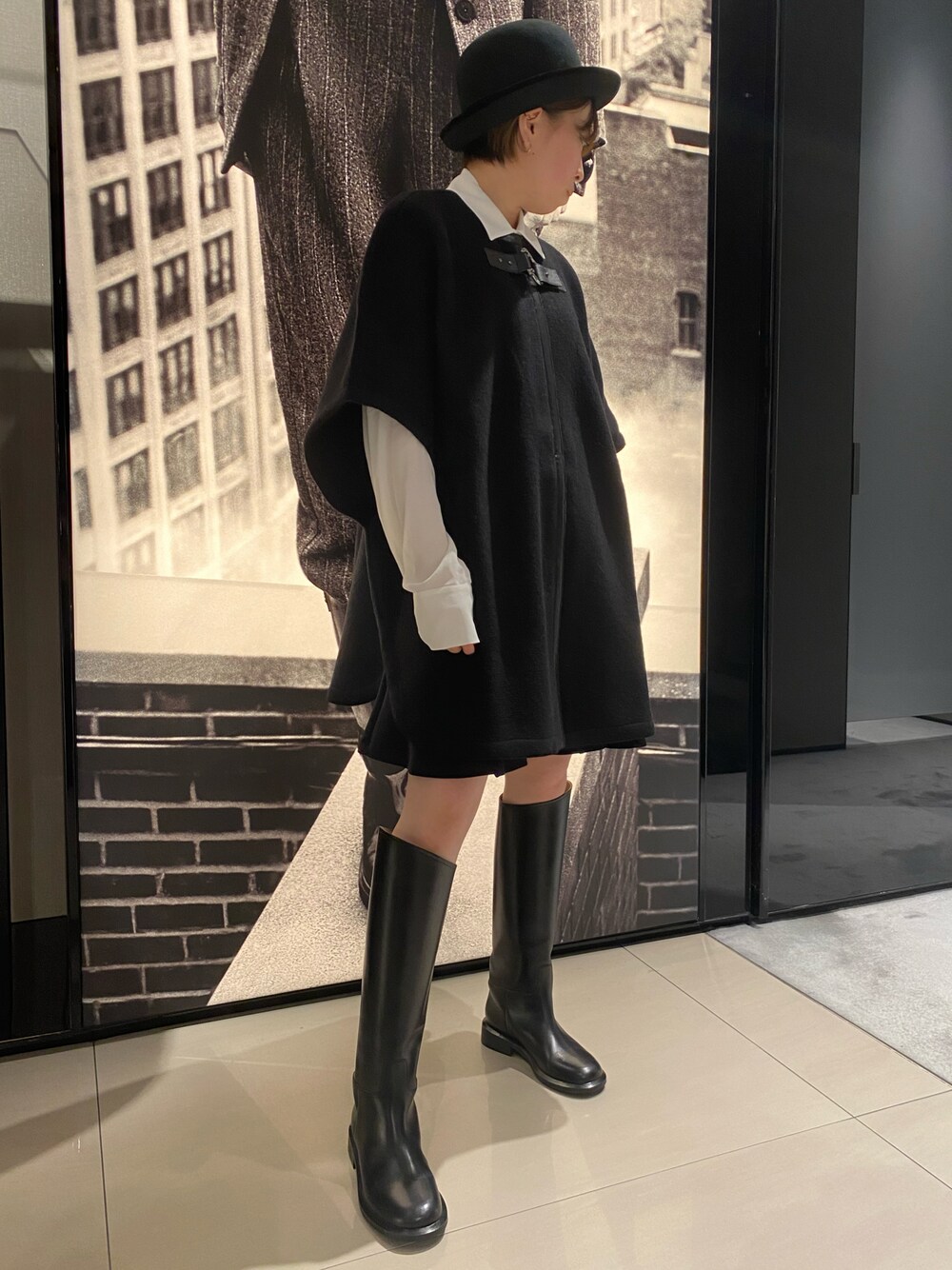 ブラック系のジャケット/アウター、ホワイト系のシャツ/ブラウス、ブラック系のスカートを着用したレディースの秋コーディネートの1枚目の写真