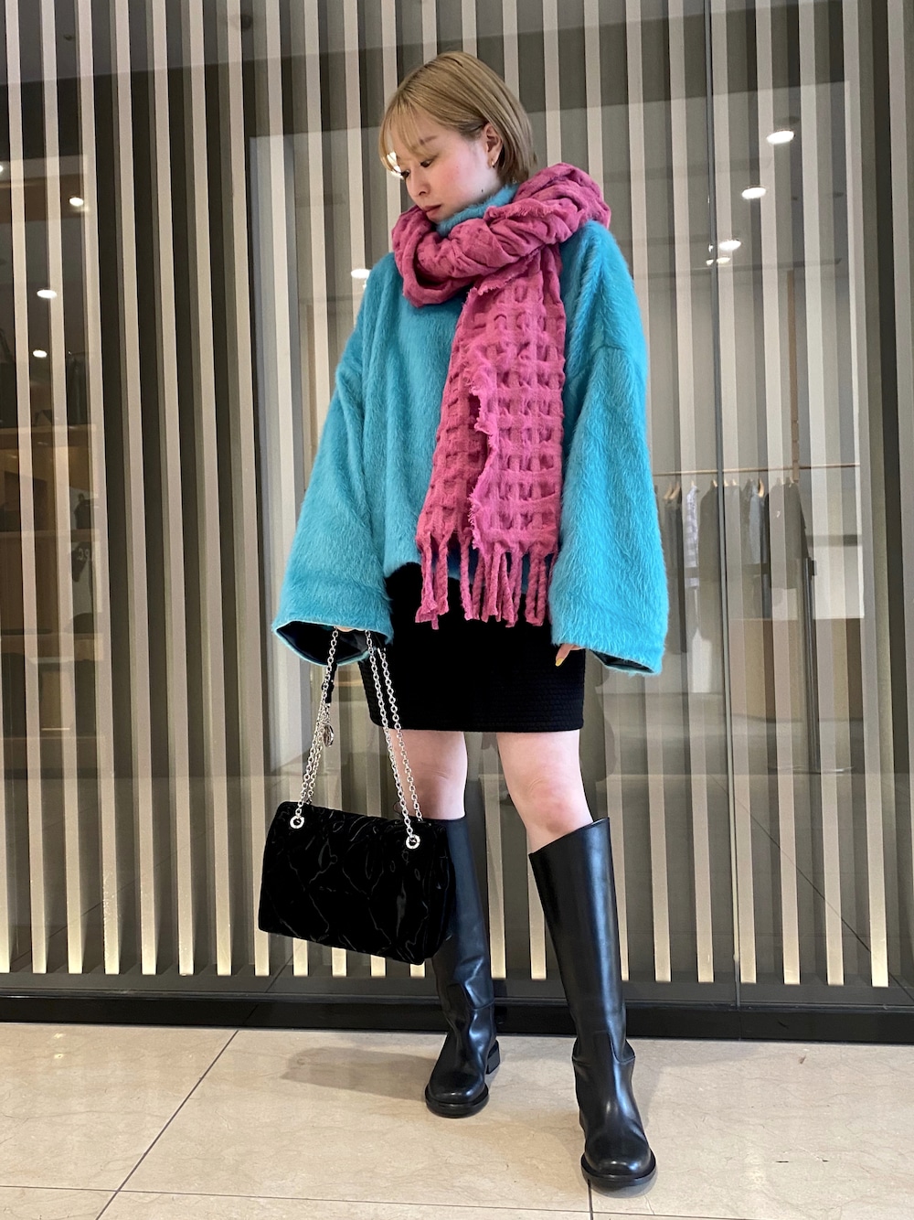 グリーン系のジャケット/アウター、ブラック系のショルダーバッグ、ブラック系のスカートを着用したレディースの秋コーディネートの1枚目の写真